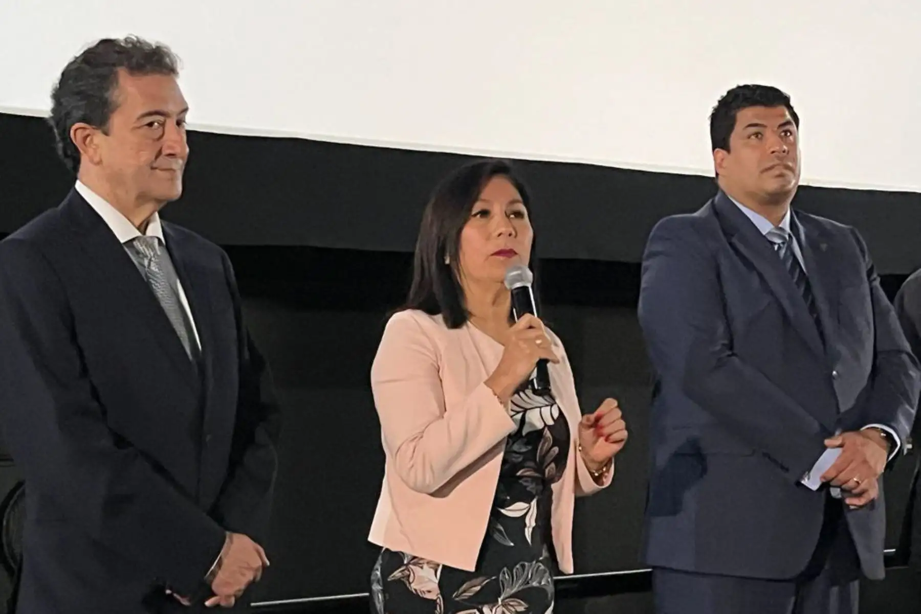 También participaron la Superintendenta Nacional de Sunafil, Flor Cruz Rodríguez y el gerente general de Cineplanet, Fernando Soriano, cadena de cines donde se realizará la proyección de videos, sobre el ordenamiento sociolaboral y seguridad y salud en el trabajo, en todo el Perú.
Foto: ANDINA / MINTRA