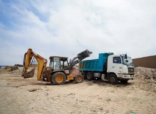 Gore La Libertad retiró desechos de cauce de quebrada San Ildefonso para mitigar impacto por efecto de lluvias en la provincia de Trujillo.