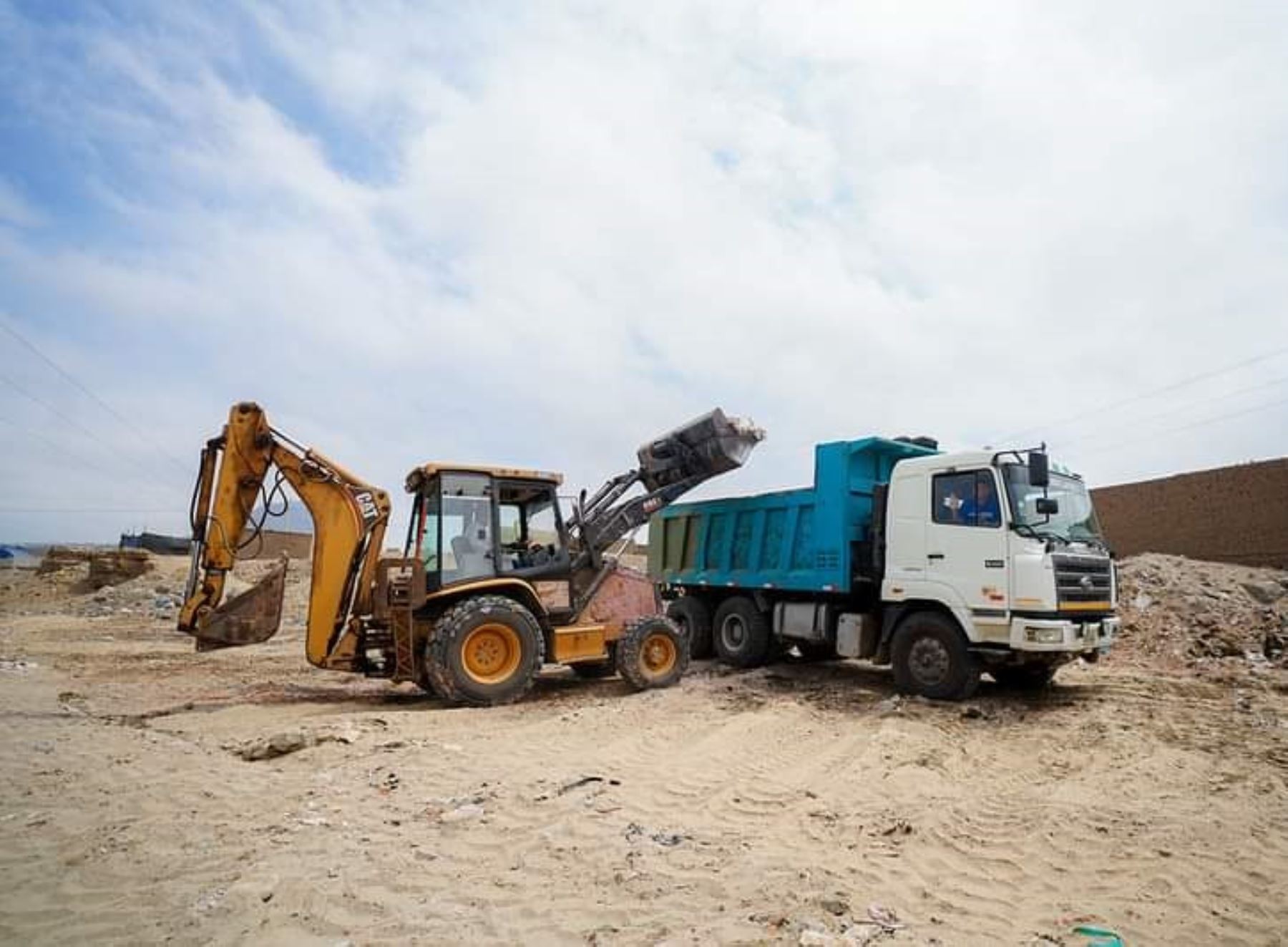 Gore La Libertad retiró desechos de cauce de quebrada San Ildefonso para mitigar impacto por efecto de lluvias en la provincia de Trujillo.