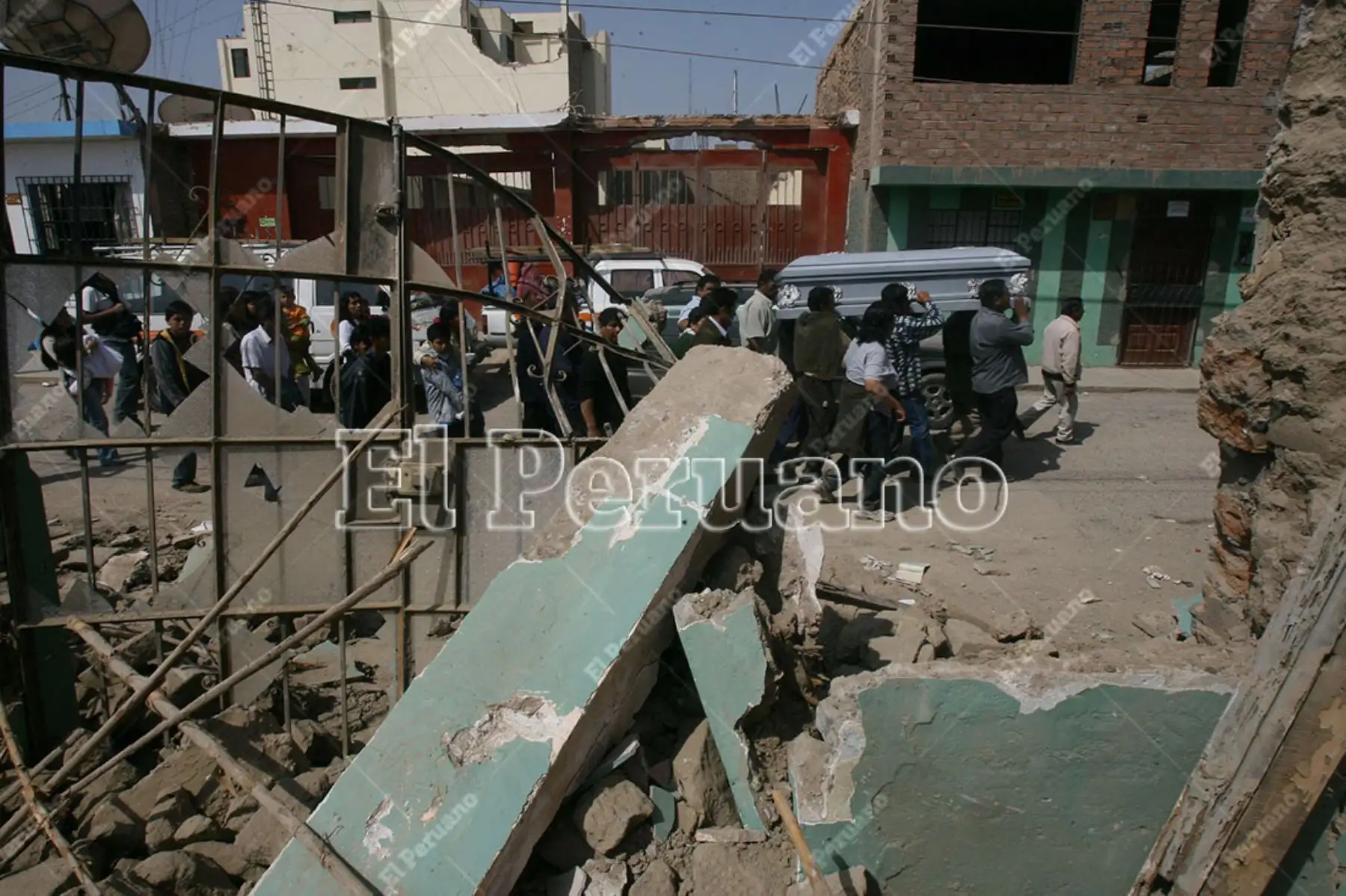 Pisco, Ica - 17 agosto 2007 / Pobladores trasladan ataúd con los restos mortales de una de las víctimas, del Terremoto que asoló la provincia de Pisco. Foto: El Peruano / Carlos Lezama.
