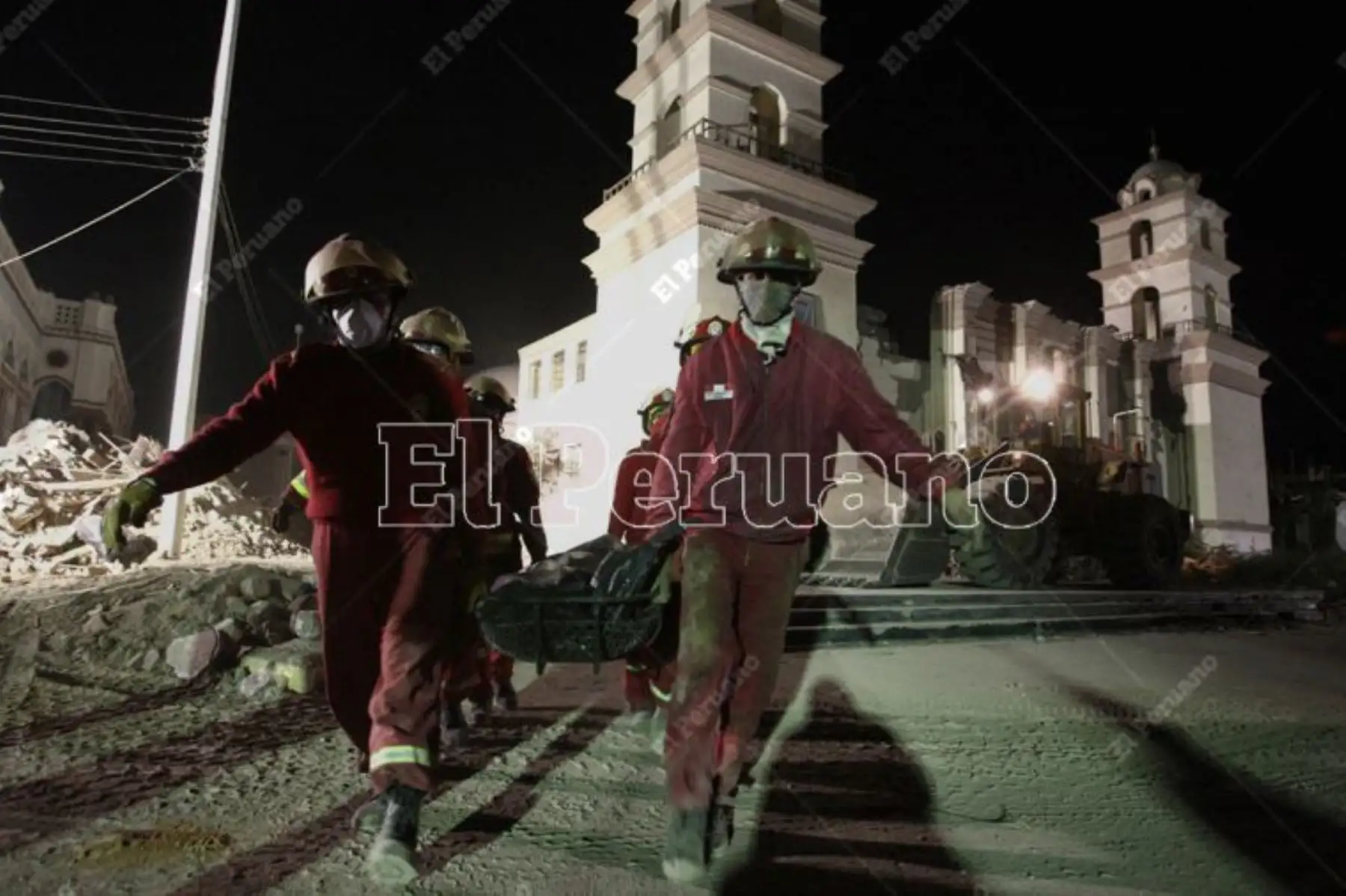 Pisco, Ica – 18 agosto 2007 / Rescate de víctimas de entre los escombros de la iglesia de San Clemente, afectada por el sismo en la region de Ica. Foto: El Peruano / Jack Ramón