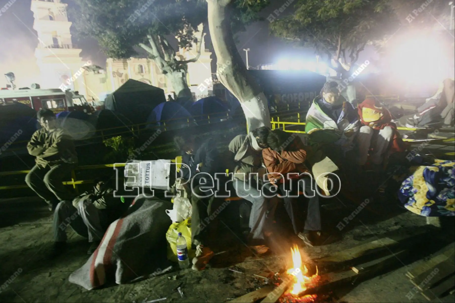 Pisco, Ica – 18 agosto 2007 / Damnificados del terremoto pasaron la noche a la intemperie en la plaza de Armas de Pisco. Foto: El Peruano / Carlos Lezama