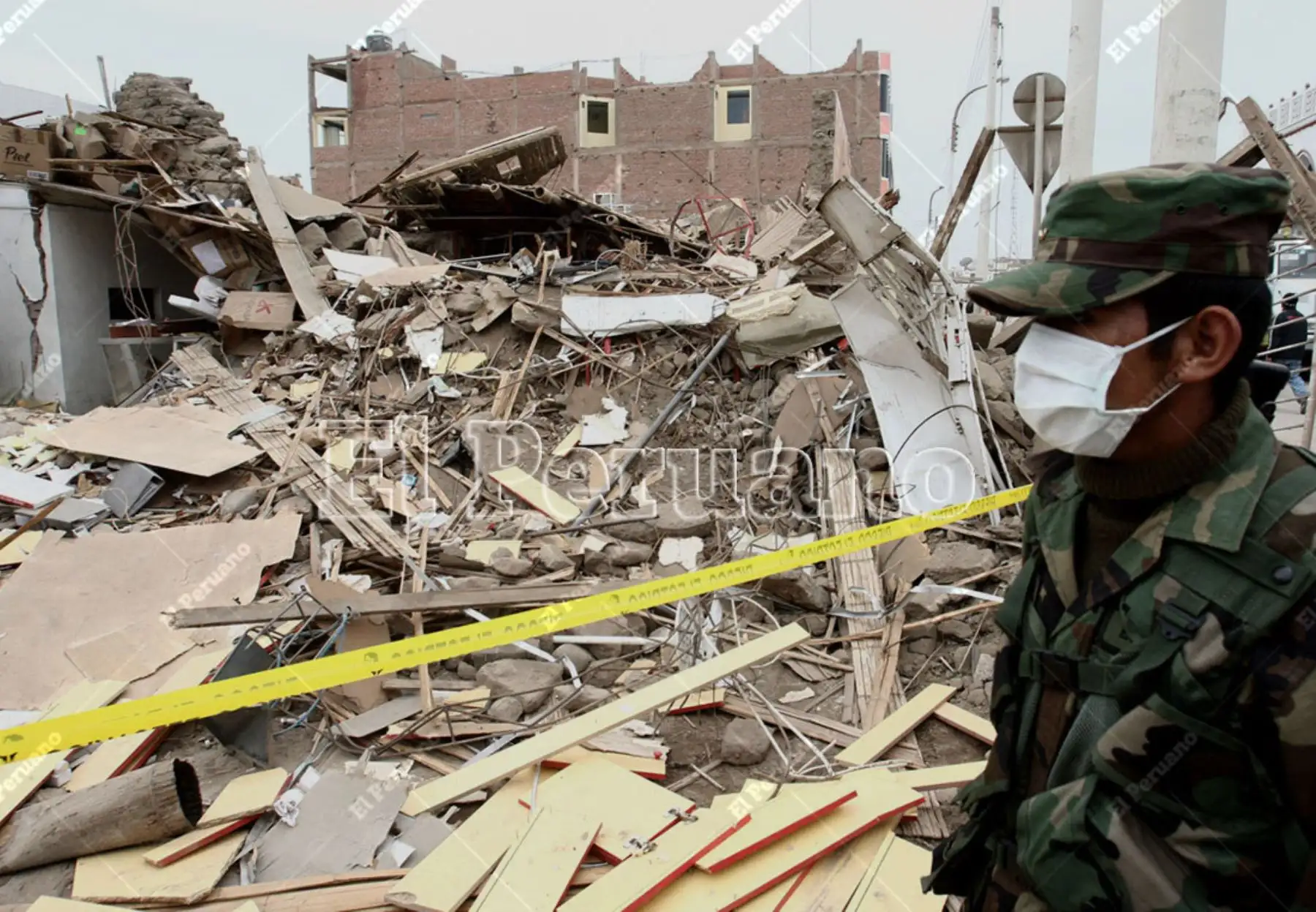 Pisco, Ica – 18 agosto 2007 / Militares resguardan la seguridad frente a los escombros de las viviendas a consecuencia del terremoto. Foto: El Peruano / Jack Ramón