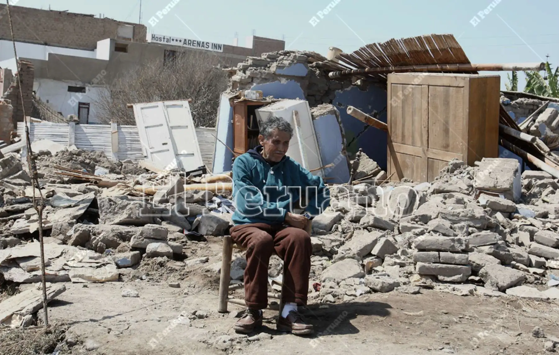 Pisco, Ica – 21 agosto 2007 / Anciana damnificada sobre los escombros de su vivienda, tras el terremoto que asoló la provincia de Pisco. Foto: El Peruano / Jack Ramón