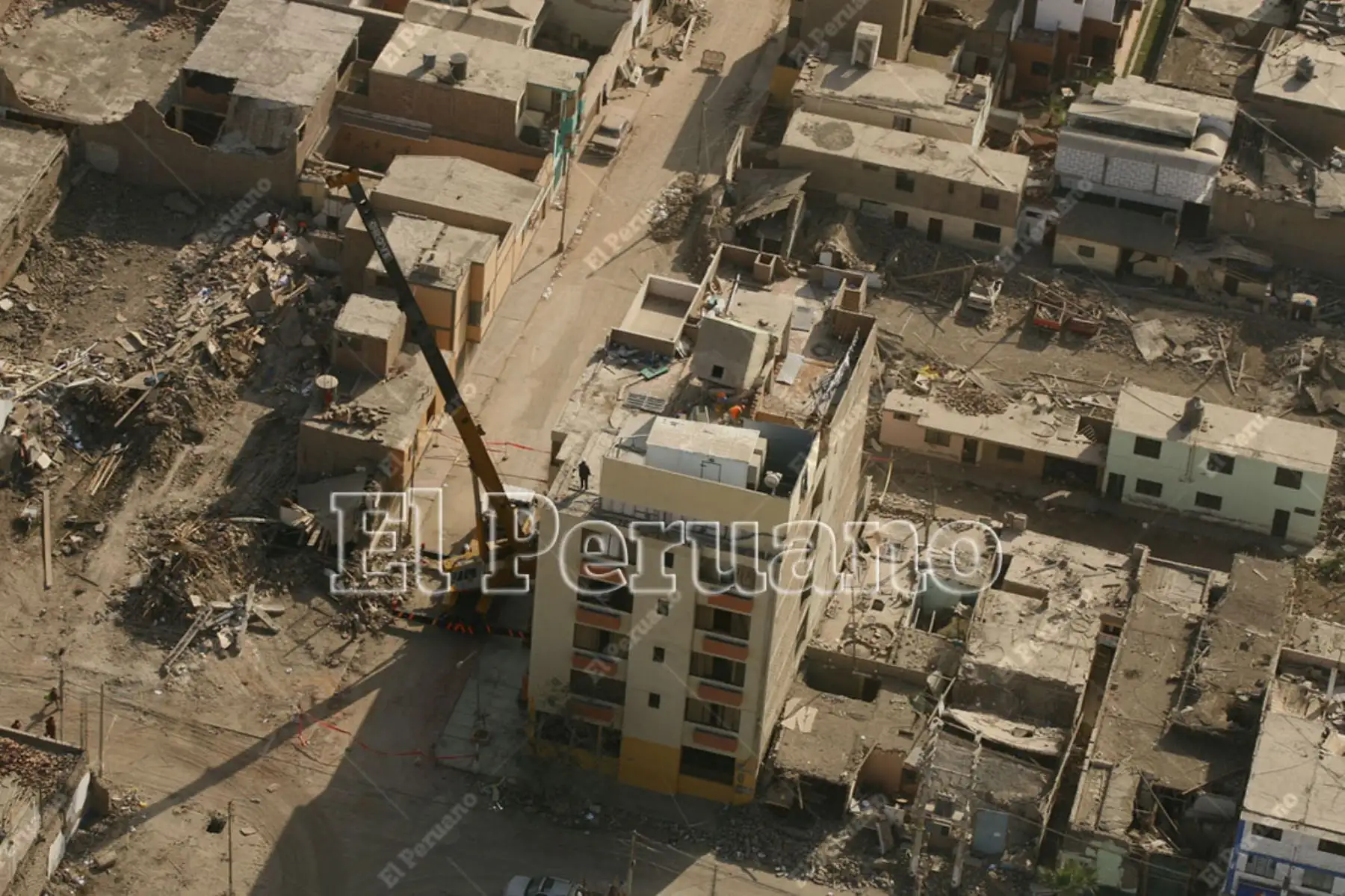 Pisco, Ica – 23 agosto 2007 / En escombros quedó la ciudad de Pisco después del terremoto de 7 grados de magnitud según la escala de Richter. Foto: El Peruano / Carlos Lezama