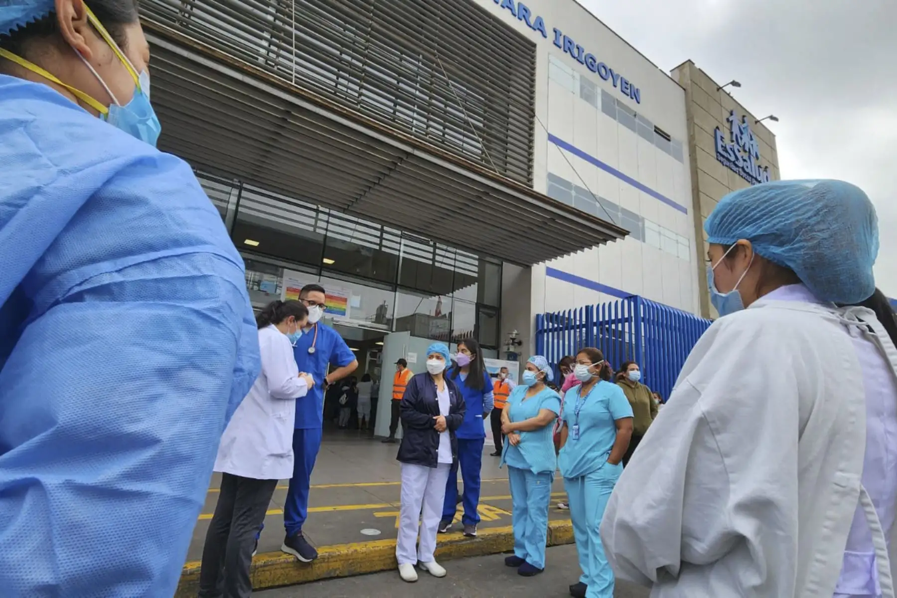 Desde el Hospital Almenara la población y los trabajadores de la institución hicieron un alto en sus funciones a las 3 de la tarde para participar de forma responsable del Simulacro Nacional Multipeligro.
Foto: ANDINA/Carlos Lezama