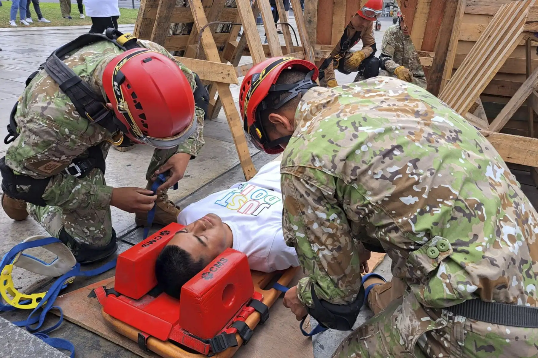 Desde del Paseo de los Héroes Navales, con rumbo a la Vía Expresa, se cerró momentáneamente al tránsito vehicular a fin de dar permitir el desarrollo de los ejercicios de simulacro de un sismo de magnitud 8.8 como programó el Indeci. En las calles se observa a la población participando de forma responsable y activa con el objetivo de estar preparado frente a un eventual desastre natural.

Foto: ANDINA/Vidal Tarqui