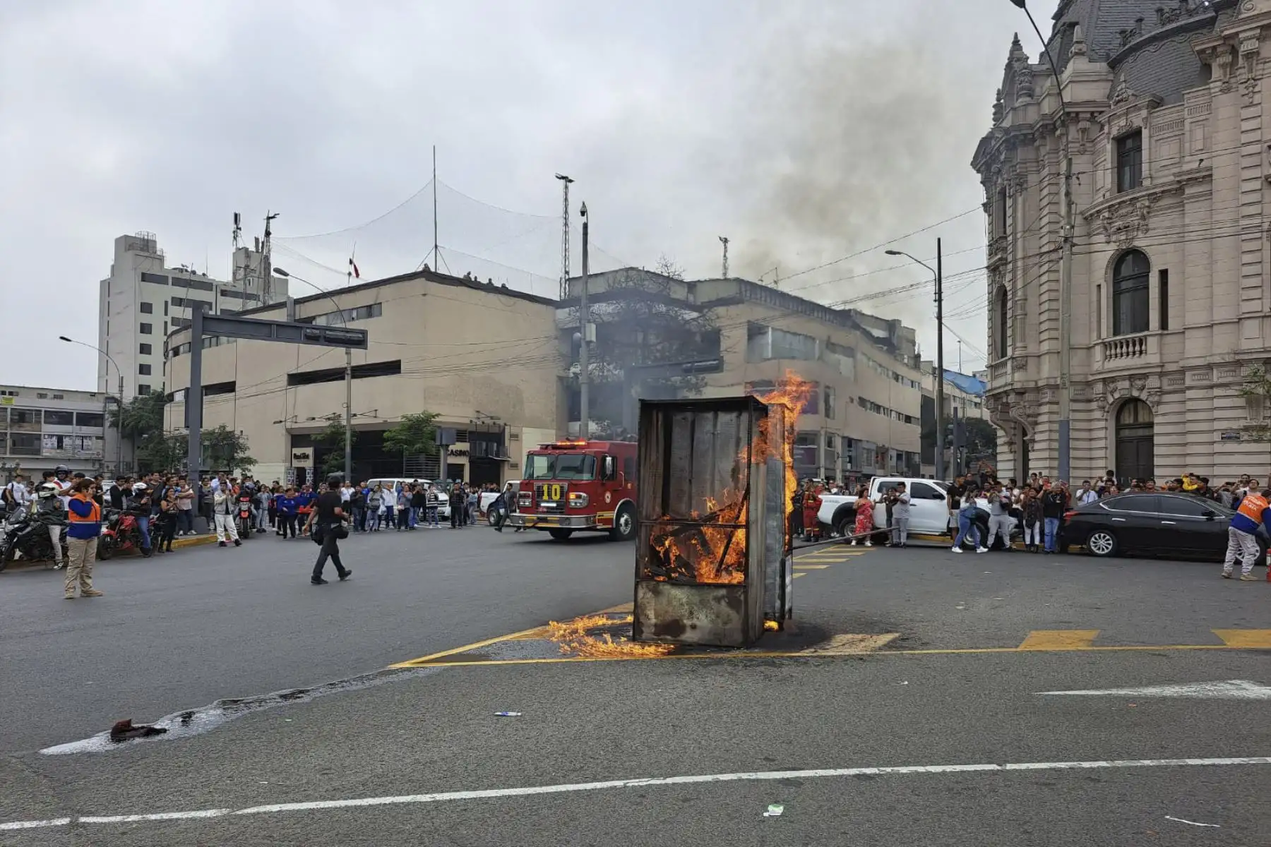 Desde del Paseo de los Héroes Navales, con rumbo a la Vía Expresa, se cerró momentáneamente al tránsito vehicular a fin de dar permitir el desarrollo de los ejercicios de simulacro de un sismo de magnitud 8.8 como programó el Indeci. En las calles se observa a la población participando de forma responsable y activa con el objetivo de estar preparado frente a un eventual desastre natural.

Foto: ANDINA/Vidal Tarqui