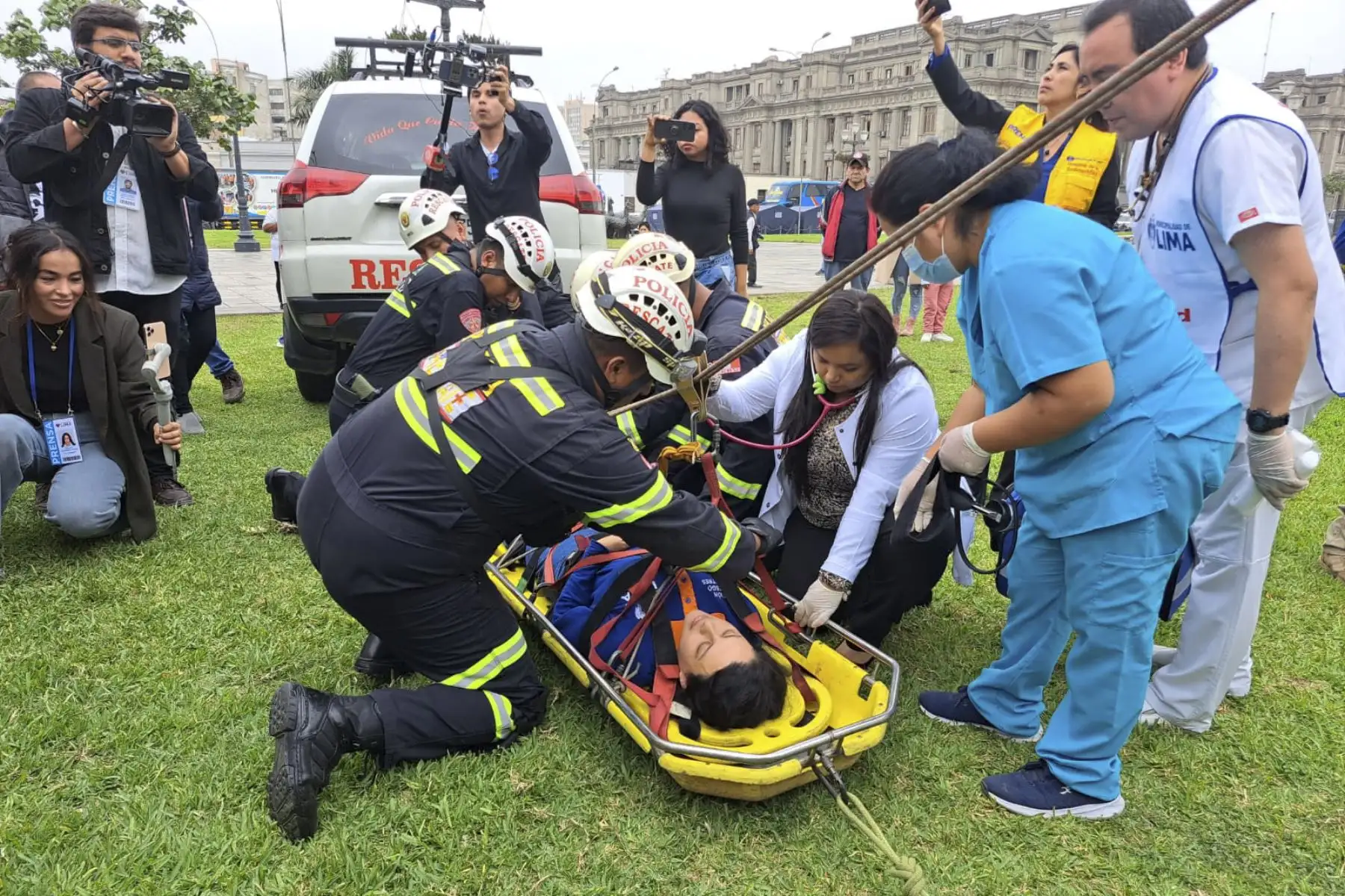 Desde del Paseo de los Héroes Navales, con rumbo a la Vía Expresa, se cerró momentáneamente al tránsito vehicular a fin de dar permitir el desarrollo de los ejercicios de simulacro de un sismo de magnitud 8.8 como programó el Indeci. En las calles se observa a la población participando de forma responsable y activa con el objetivo de estar preparado frente a un eventual desastre natural.

Foto: ANDINA/Vidal Tarqui