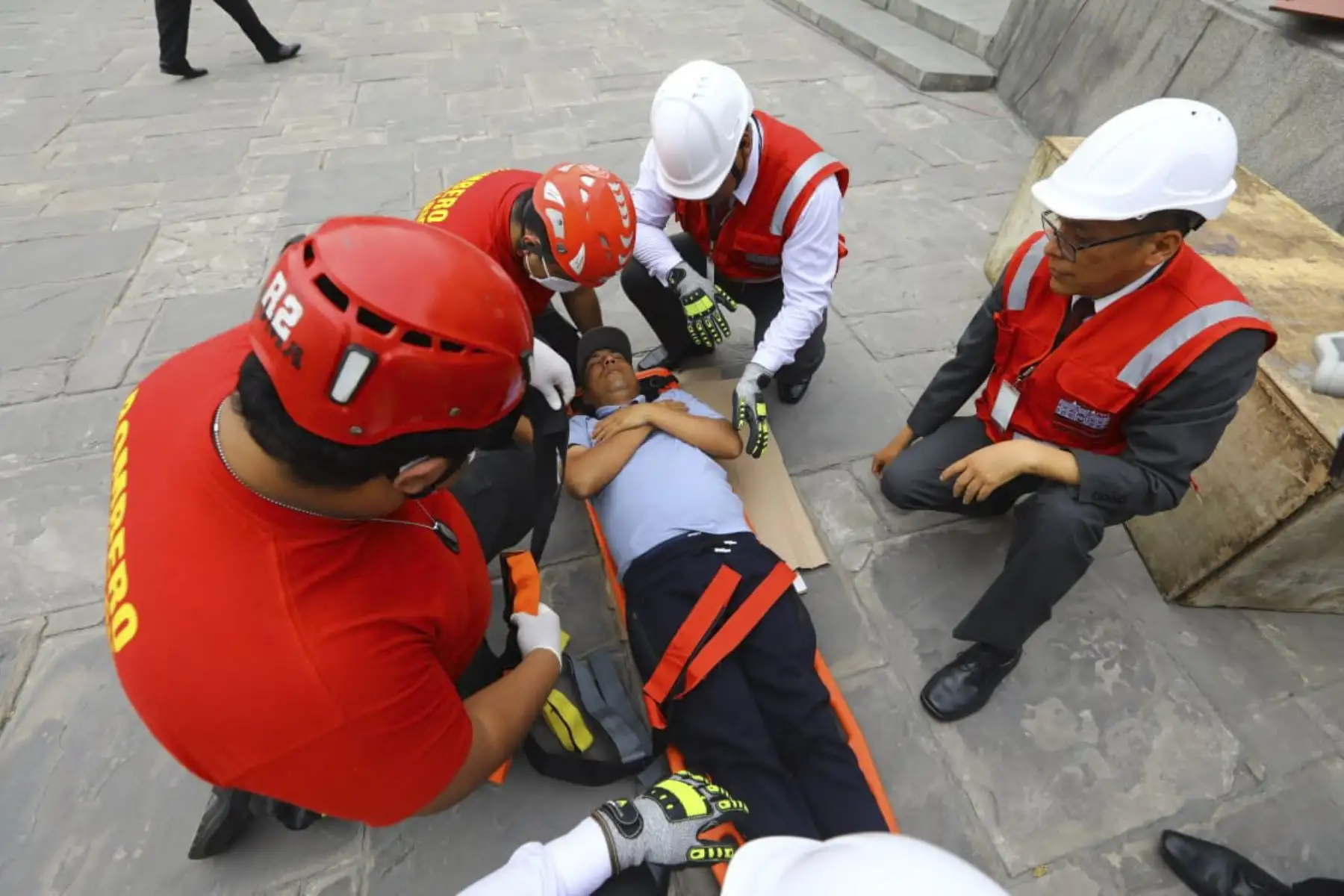 Congresistas y trabajadores del parlamento participaron de manera ordenada y responsable de los ejercicios de prevención como parte del Simulacro Nacional Multipeligro 2023. Diversos parlamentarios y el personal salieron del Palacio Legislativo y se dirigieron hacia la plaza Bolívar, siguiendo el plan de evacuación. 

Foto: ANDINA/Congreso