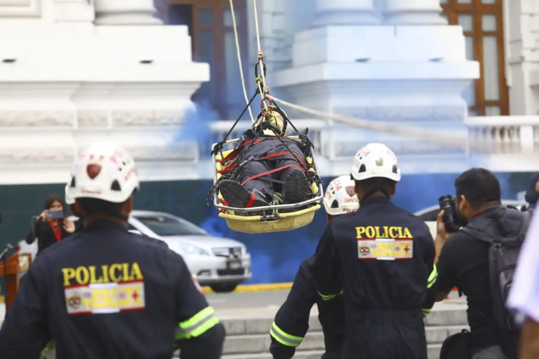 Congresistas y trabajadores del parlamento participaron de manera ordenada y responsable de los ejercicios de prevención como parte del Simulacro Nacional Multipeligro 2023. Diversos parlamentarios y el personal salieron del Palacio Legislativo y se dirigieron hacia la plaza Bolívar, siguiendo el plan de evacuación. 

Foto: ANDINA/Congreso