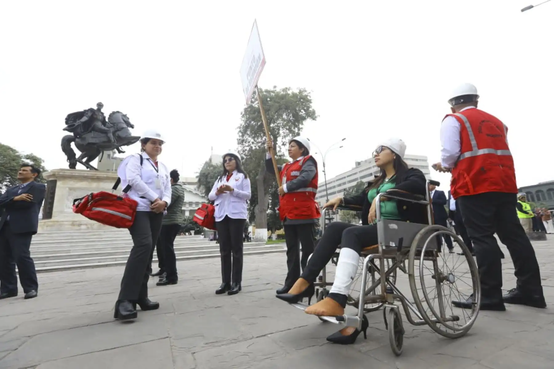 Congresistas y trabajadores del parlamento participaron de manera ordenada y responsable de los ejercicios de prevención como parte del Simulacro Nacional Multipeligro 2023. Diversos parlamentarios y el personal salieron del Palacio Legislativo y se dirigieron hacia la plaza Bolívar, siguiendo el plan de evacuación. 

Foto: ANDINA/Congreso