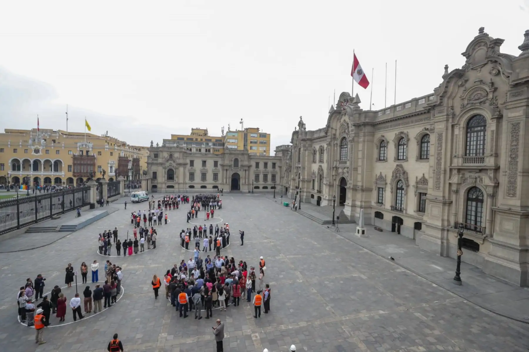 Desde las 3:00 horas, el personal que labora en Palacio de Gobierno participó hoy activamente del Simulacro Nacional Multipeligro 2023.  Diferentes anillos de seguridad se formaron en el Patio de Honor de la Casa de Gobierno y varios grupos de voluntarios integraron brigadas de seguridad y rescate.
Foto: ANDINA/PCM