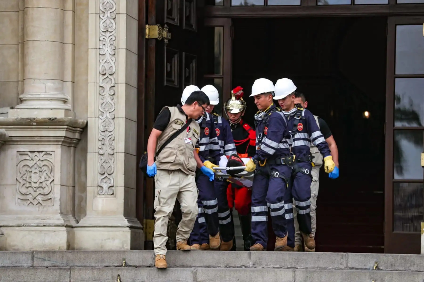 Desde las 3:00 horas, el personal que labora en Palacio de Gobierno participó hoy activamente del Simulacro Nacional Multipeligro 2023.  Diferentes anillos de seguridad se formaron en el Patio de Honor de la Casa de Gobierno y varios grupos de voluntarios integraron brigadas de seguridad y rescate.
Foto: ANDINA/PCM