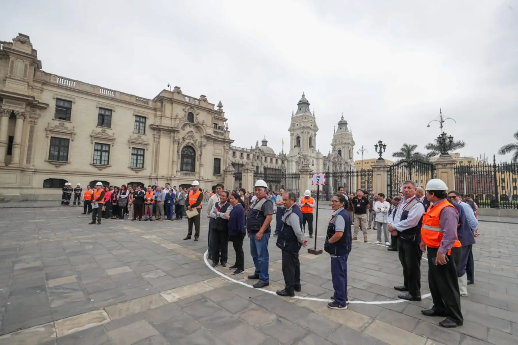 Desde las 3:00 horas, el personal que labora en Palacio de Gobierno participó hoy activamente del Simulacro Nacional Multipeligro 2023.  Diferentes anillos de seguridad se formaron en el Patio de Honor de la Casa de Gobierno y varios grupos de voluntarios integraron brigadas de seguridad y rescate.
Foto: ANDINA/PCM