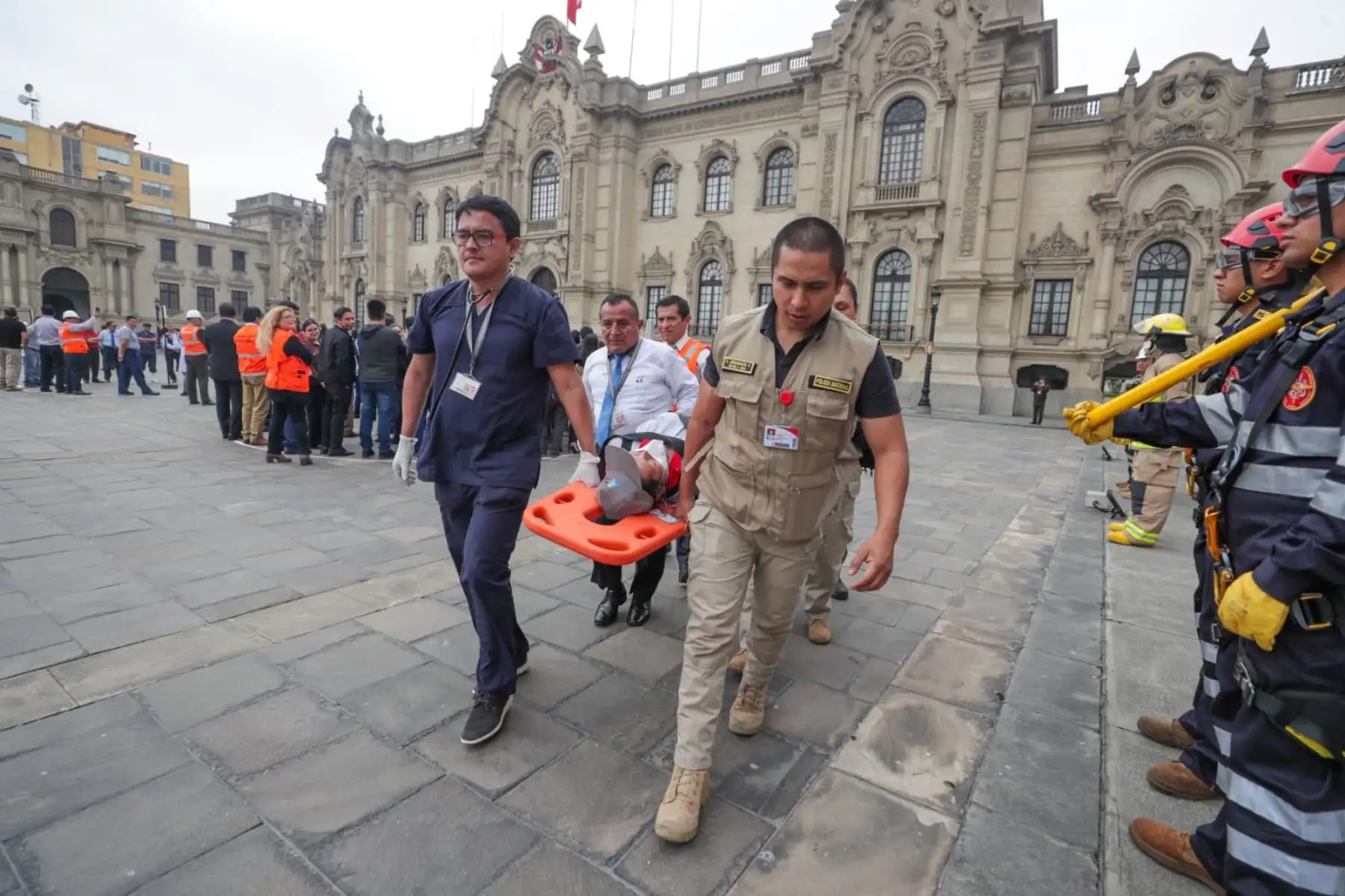 Desde las 3:00 horas, el personal que labora en Palacio de Gobierno participó hoy activamente del Simulacro Nacional Multipeligro 2023.  Diferentes anillos de seguridad se formaron en el Patio de Honor de la Casa de Gobierno y varios grupos de voluntarios integraron brigadas de seguridad y rescate.
Foto: ANDINA/PCM