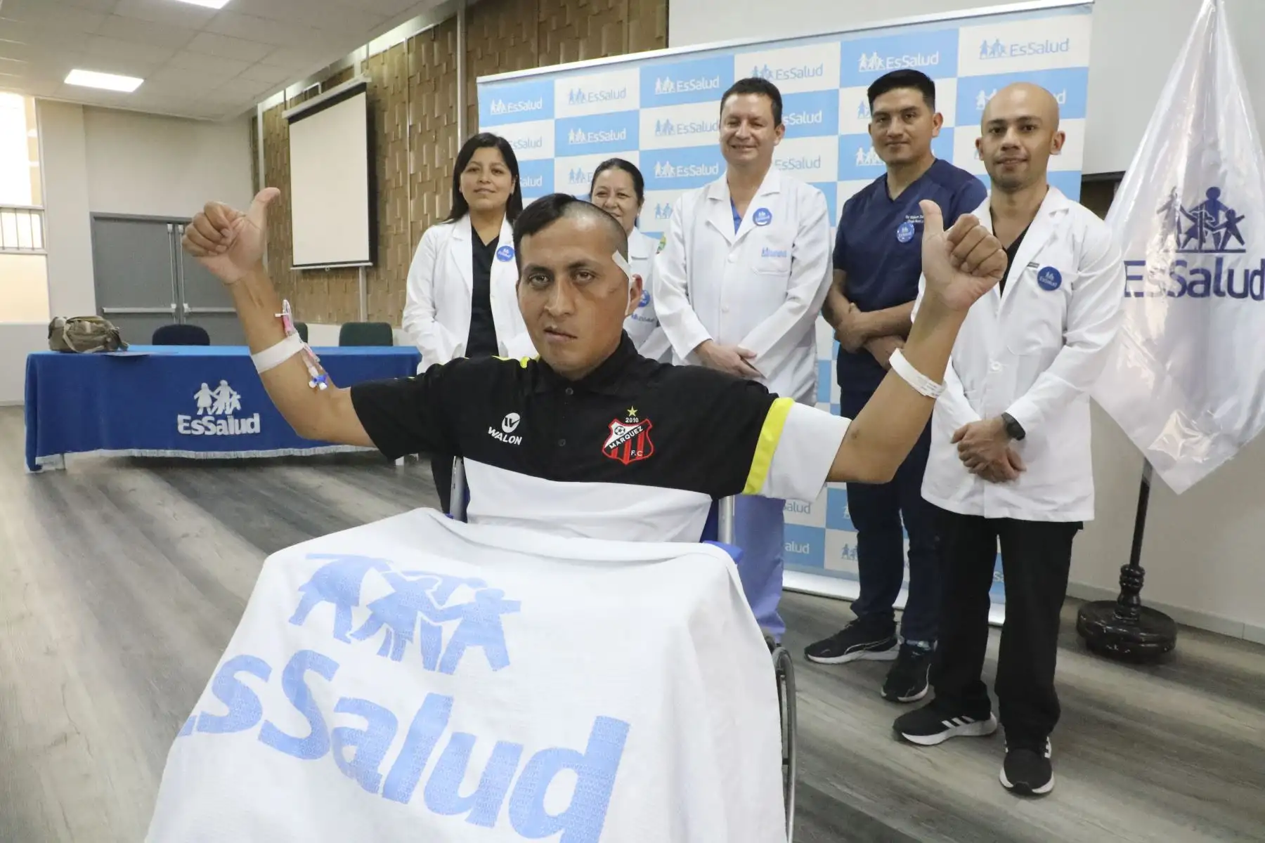 El sereno que ingresó gravemente herido hace 15 días al Hospital Nacional Alberto Sabogal del Callao, tras recibir un impacto de bala en el rostro cuando intentó frustrar un asalto, fue dado de alta completamente recuperado. Esto, gracias a los cuidados y cirugía reconstructiva que recibió en este nosocomio de EsSalud.
Foto: ANDINA/EsSalud