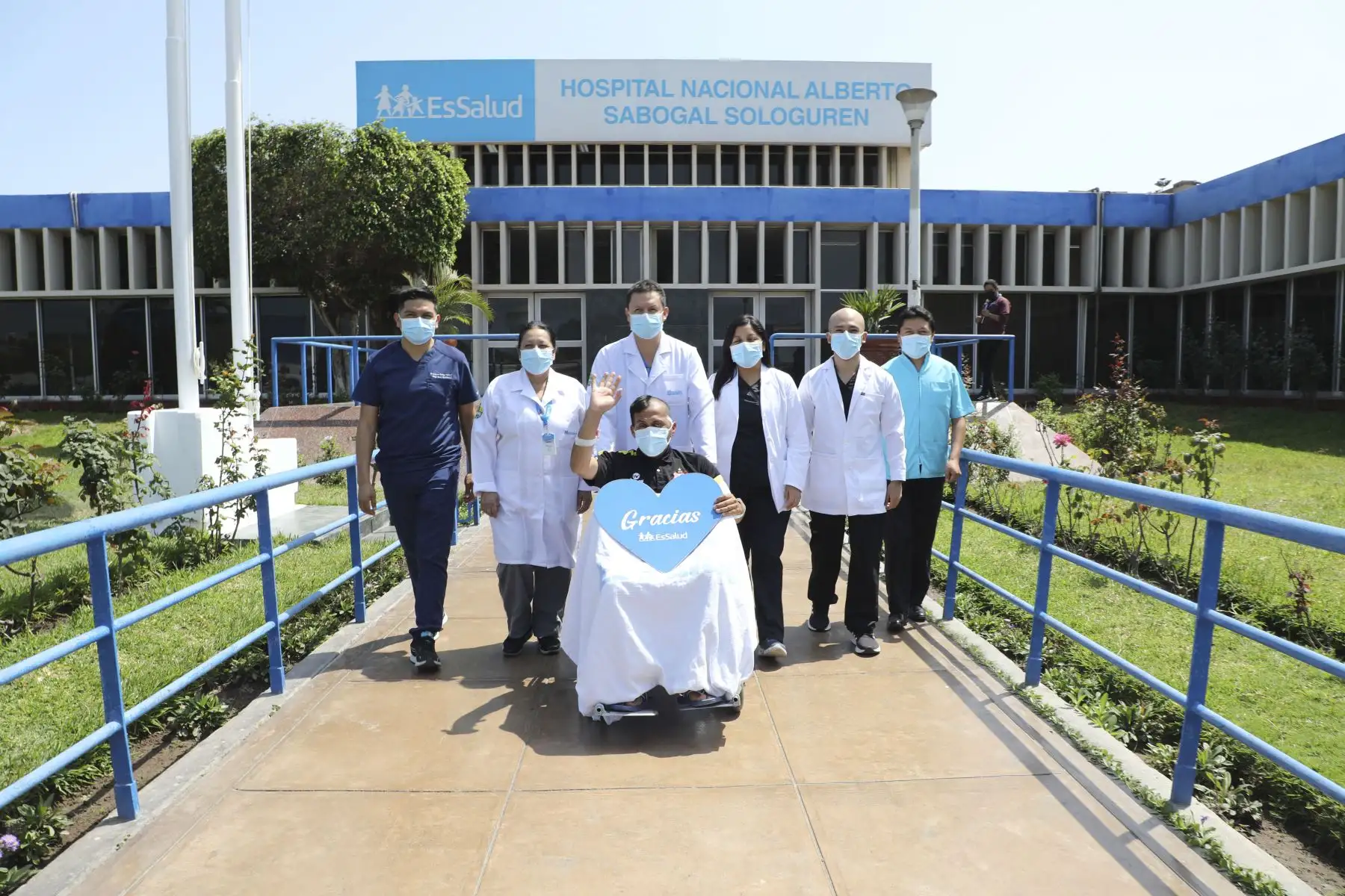 El sereno que ingresó gravemente herido hace 15 días al Hospital Nacional Alberto Sabogal del Callao, tras recibir un impacto de bala en el rostro cuando intentó frustrar un asalto, fue dado de alta completamente recuperado. Esto, gracias a los cuidados y cirugía reconstructiva que recibió en este nosocomio de EsSalud.
Foto: ANDINA/EsSalud