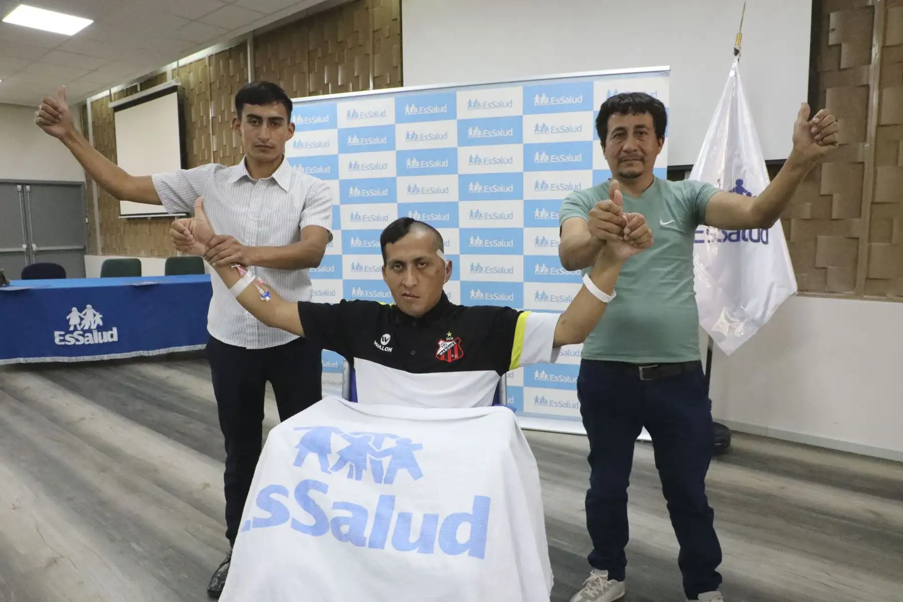 El sereno que ingresó gravemente herido hace 15 días al Hospital Nacional Alberto Sabogal del Callao, tras recibir un impacto de bala en el rostro cuando intentó frustrar un asalto, fue dado de alta completamente recuperado. Esto, gracias a los cuidados y cirugía reconstructiva que recibió en este nosocomio de EsSalud.
Foto: ANDINA/EsSalud