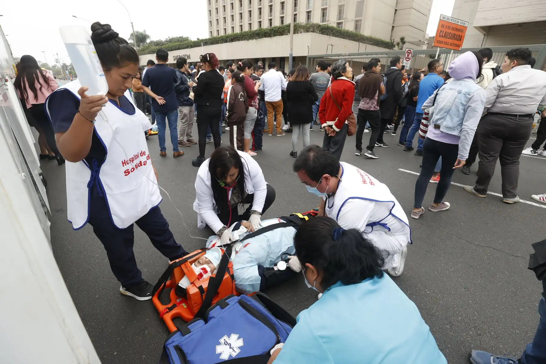 Ante el sonido de las bocinas, alarmas y sirenas de bomberos se dio inicio, a las 3 de la tarde de hoy 15 de agosto, al segundo Simulacro Nacional Multipeligro 2023 que tiene como objetivo fortalecer las capacidades de preparación y respuesta de manera eficiente y oportuna de la población ante la presentación de peligros de origen natural o inducidos por la acción humana.
Foto: ANDINA/Vidal Tarqui