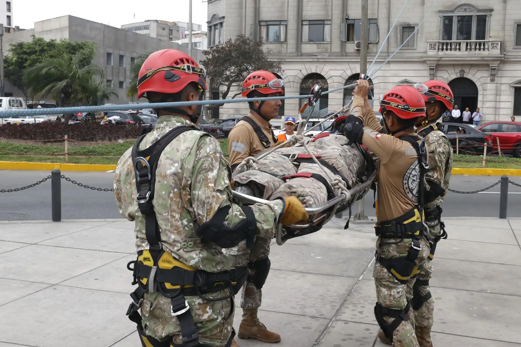 Desde del Paseo de los Héroes Navales, con rumbo a la Vía Expresa, se cerró momentáneamente al tránsito vehicular a fin de dar permitir el desarrollo de los ejercicios de simulacro de un sismo de magnitud 8.8 como programó el Indeci. En las calles se observa a la población participando de forma responsable y activa con el objetivo de estar preparado frente a un eventual desastre natural.

Foto: ANDINA/Vidal Tarqui