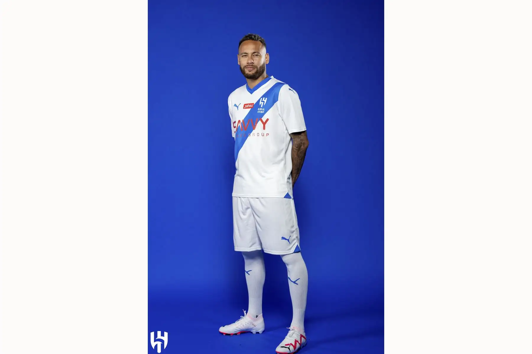 El club saudí Al Hilal confirmó este martes de manera oficial el fichaje del futbolista brasileño Neymar, de 31 años, después de semanas de rumores sobre la incorporación del 