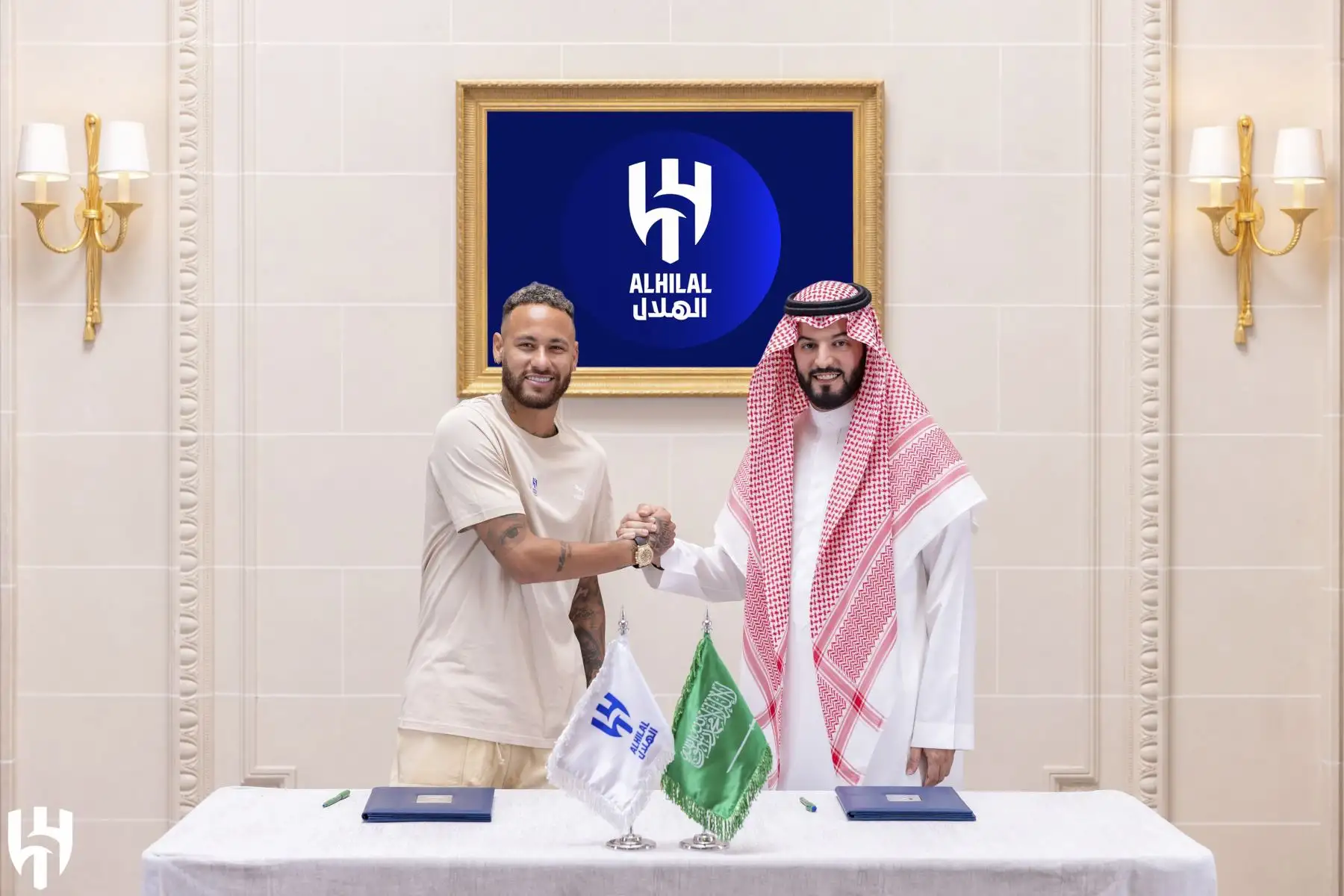 El club saudí Al Hilal confirmó este martes de manera oficial el fichaje del futbolista brasileño Neymar, de 31 años, después de semanas de rumores sobre la incorporación del 