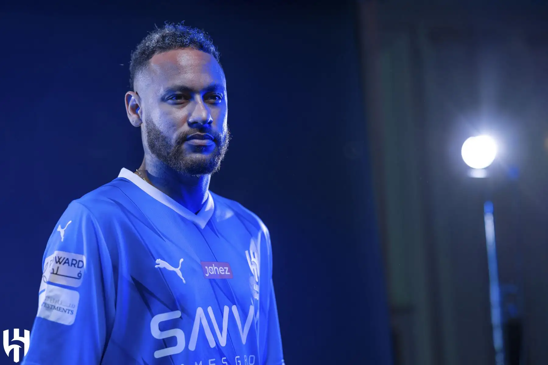 El club saudí Al Hilal confirmó este martes de manera oficial el fichaje del futbolista brasileño Neymar, de 31 años, después de semanas de rumores sobre la incorporación del 