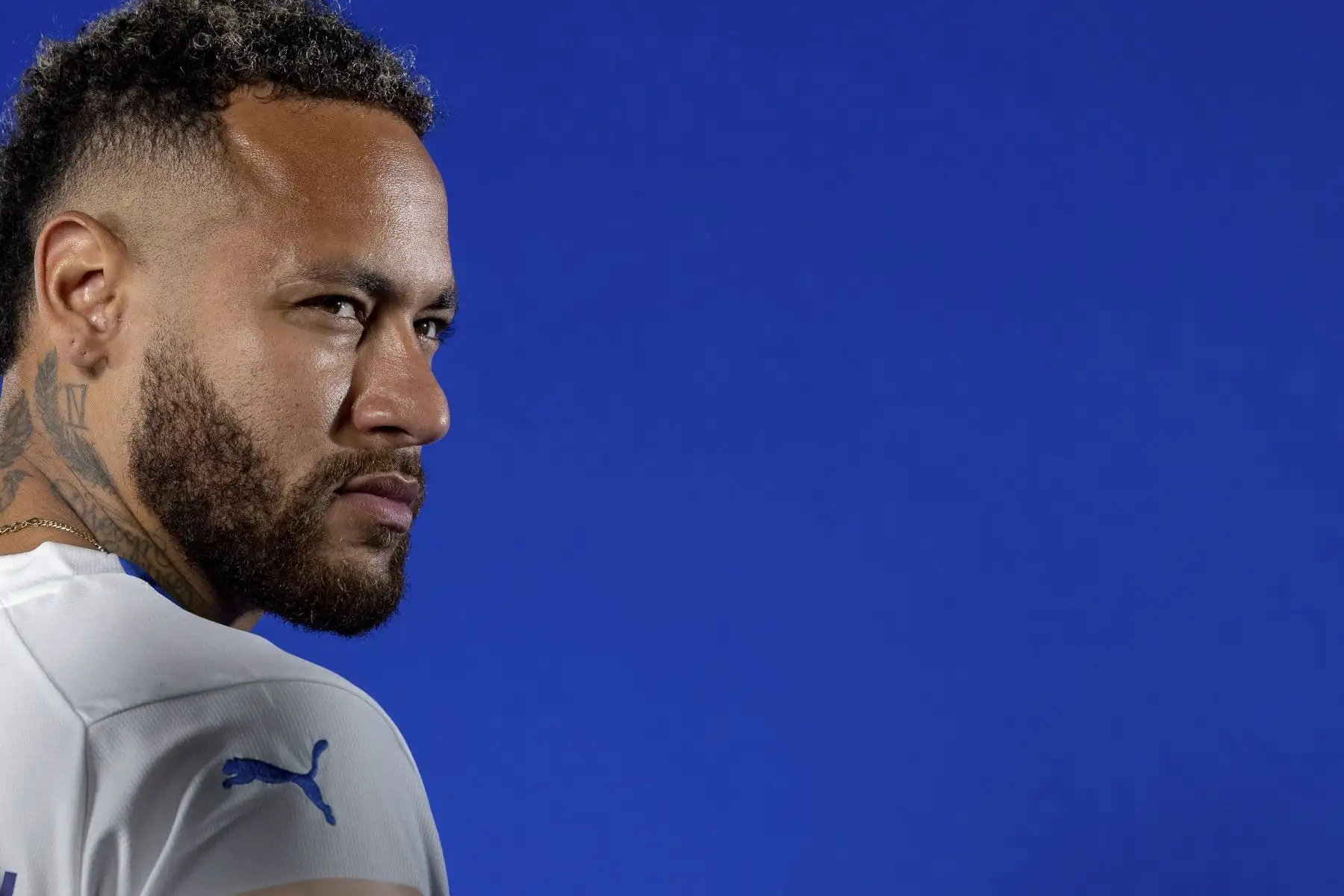 El club saudí Al Hilal confirmó este martes de manera oficial el fichaje del futbolista brasileño Neymar, de 31 años, después de semanas de rumores sobre la incorporación del 