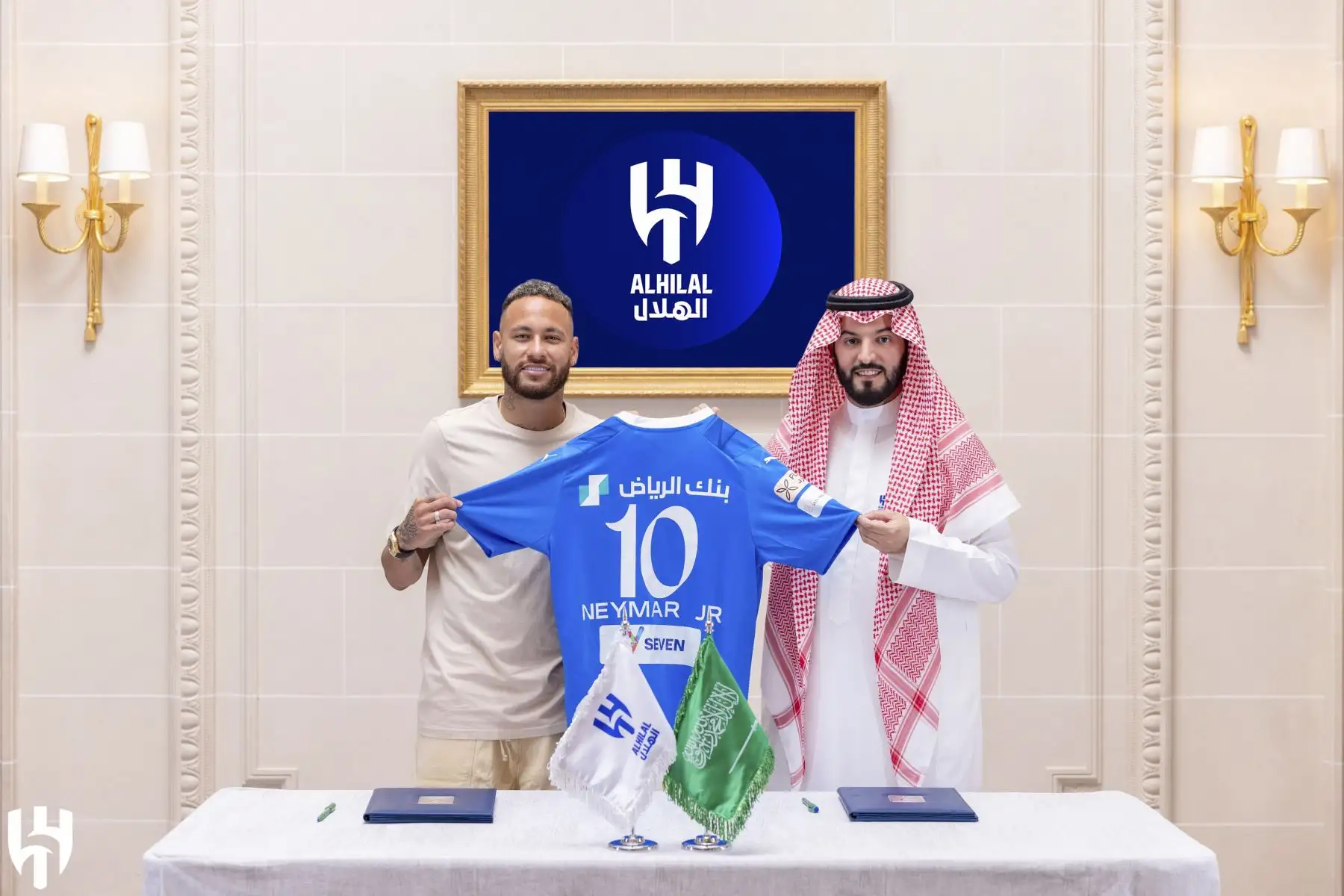 El club saudí Al Hilal confirmó este martes de manera oficial el fichaje del futbolista brasileño Neymar, de 31 años, después de semanas de rumores sobre la incorporación del 