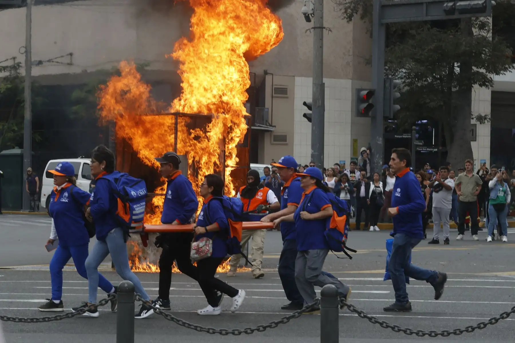 Ante el sonido de las bocinas, alarmas y sirenas de bomberos se dio inicio, a las 3 de la tarde de hoy 15 de agosto, al segundo Simulacro Nacional Multipeligro 2023 que tiene como objetivo fortalecer las capacidades de preparación y respuesta de manera eficiente y oportuna de la población ante la presentación de peligros de origen natural o inducidos por la acción humana.
Foto: ANDINA/Vidal Tarqui