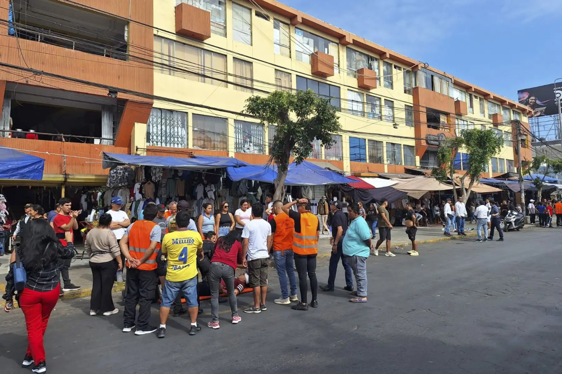 Trabajadores y propietarios de la zona de comercial de calzado en el centro histórico de Trujillo participaron activamente y en forma organizada en el simulacro de sismo, destacó el jefe del Instituto Nacional de Defensa Civil (Indeci) en La Libertad, Hipólito Cruchaga y resaltó la participación de los Bomberos, Policía Nacional del Perú, Ejército del Perú, Defensa Civil, Municipalidad Provincial de Trujillo y demás instituciones. 
Foto: ANDINA/ Luis Puell