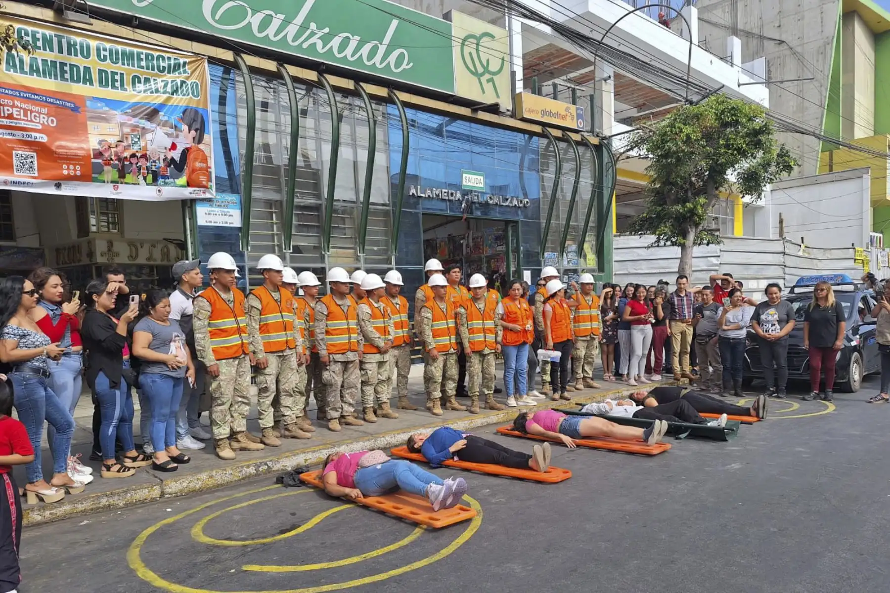 Trabajadores y propietarios de la zona de comercial de calzado en el centro histórico de Trujillo participaron activamente y en forma organizada en el simulacro de sismo, destacó el jefe del Instituto Nacional de Defensa Civil (Indeci) en La Libertad, Hipólito Cruchaga y resaltó la participación de los Bomberos, Policía Nacional del Perú, Ejército del Perú, Defensa Civil, Municipalidad Provincial de Trujillo y demás instituciones. 
Foto: ANDINA/ Luis Puell