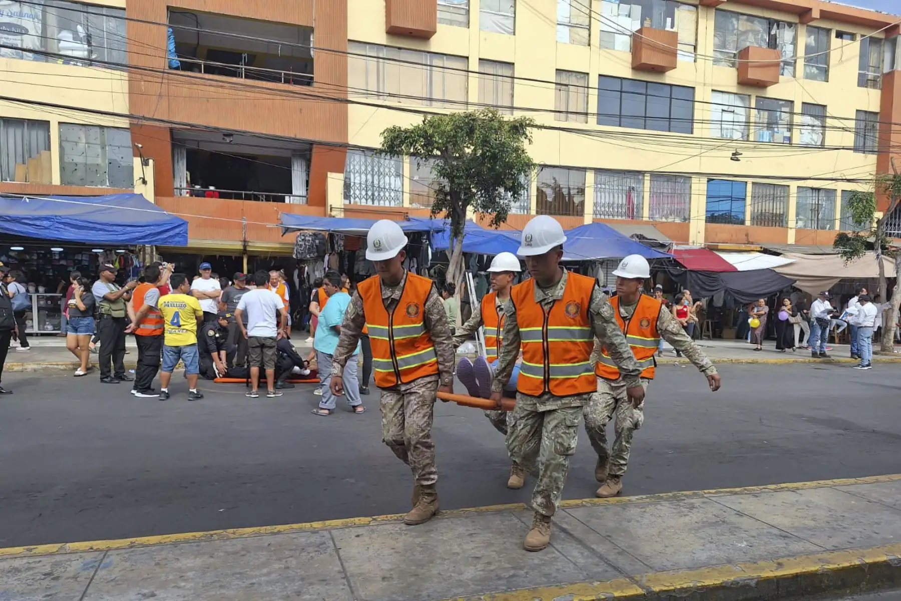Trabajadores y propietarios de la zona de comercial de calzado en el centro histórico de Trujillo participaron activamente y en forma organizada en el simulacro de sismo, destacó el jefe del Instituto Nacional de Defensa Civil (Indeci) en La Libertad, Hipólito Cruchaga y resaltó la participación de los Bomberos, Policía Nacional del Perú, Ejército del Perú, Defensa Civil, Municipalidad Provincial de Trujillo y demás instituciones. 
Foto: ANDINA/ Luis Puell