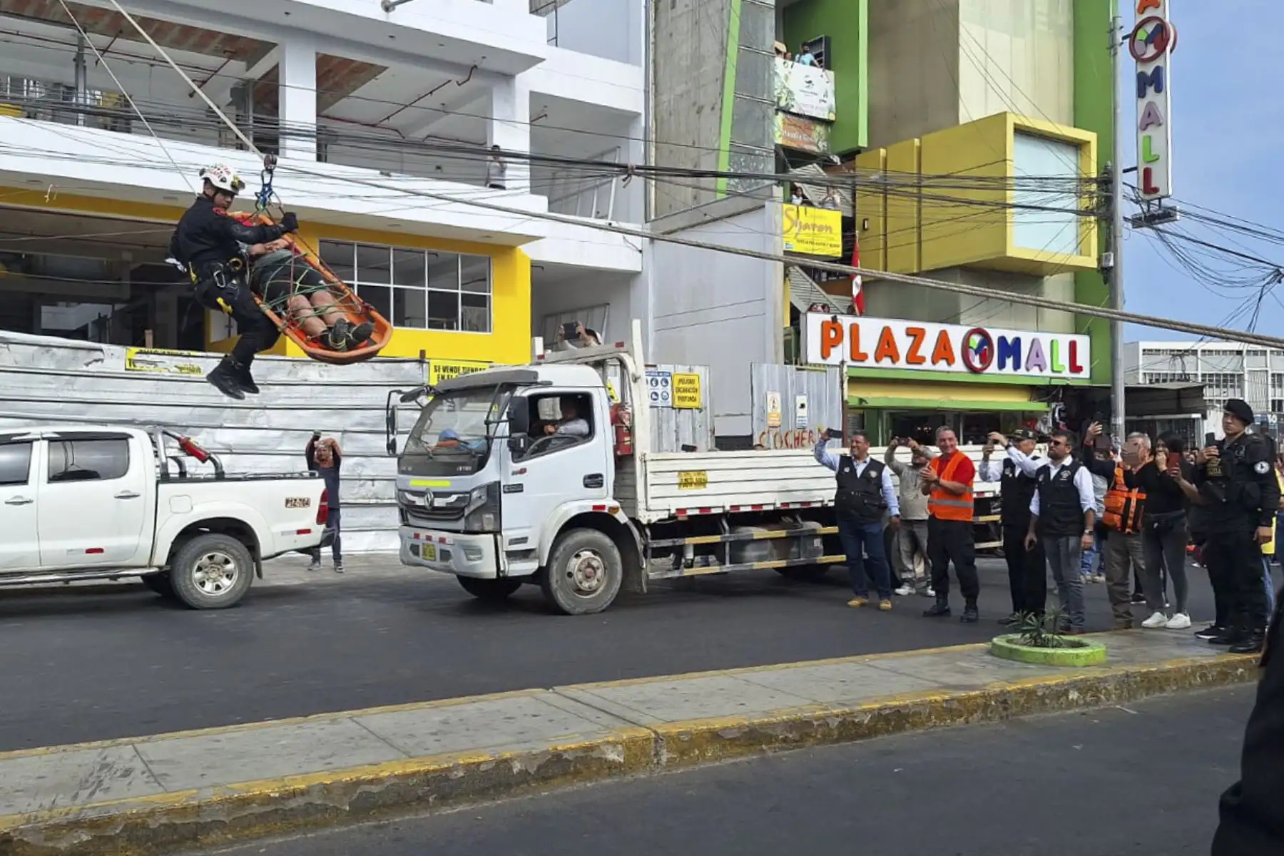 Trabajadores y propietarios de la zona de comercial de calzado en el centro histórico de Trujillo participaron activamente y en forma organizada en el simulacro de sismo, destacó el jefe del Instituto Nacional de Defensa Civil (Indeci) en La Libertad, Hipólito Cruchaga y resaltó la participación de los Bomberos, Policía Nacional del Perú, Ejército del Perú, Defensa Civil, Municipalidad Provincial de Trujillo y demás instituciones. 
Foto: ANDINA/ Luis Puell