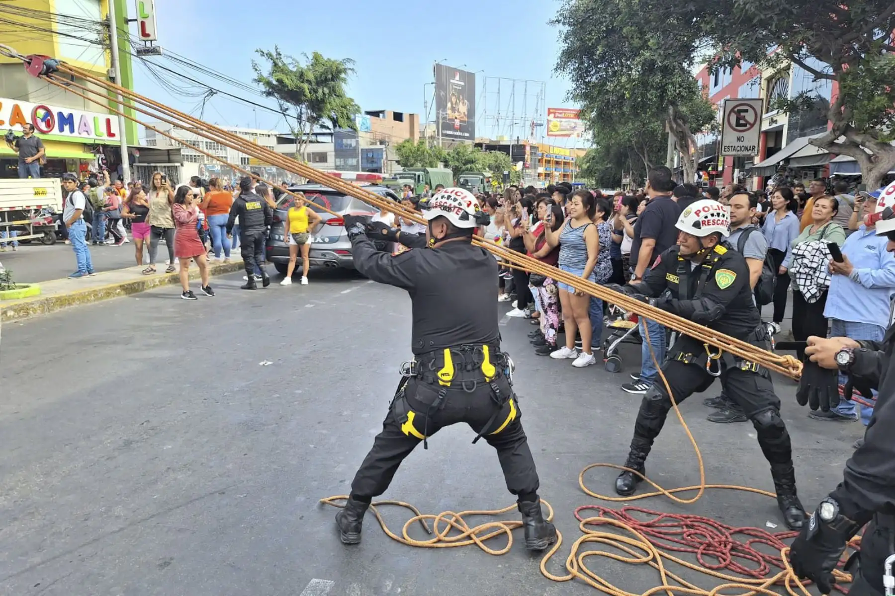 Trabajadores y propietarios de la zona de comercial de calzado en el centro histórico de Trujillo participaron activamente y en forma organizada en el simulacro de sismo, destacó el jefe del Instituto Nacional de Defensa Civil (Indeci) en La Libertad, Hipólito Cruchaga y resaltó la participación de los Bomberos, Policía Nacional del Perú, Ejército del Perú, Defensa Civil, Municipalidad Provincial de Trujillo y demás instituciones. 
Foto: ANDINA/ Luis Puell