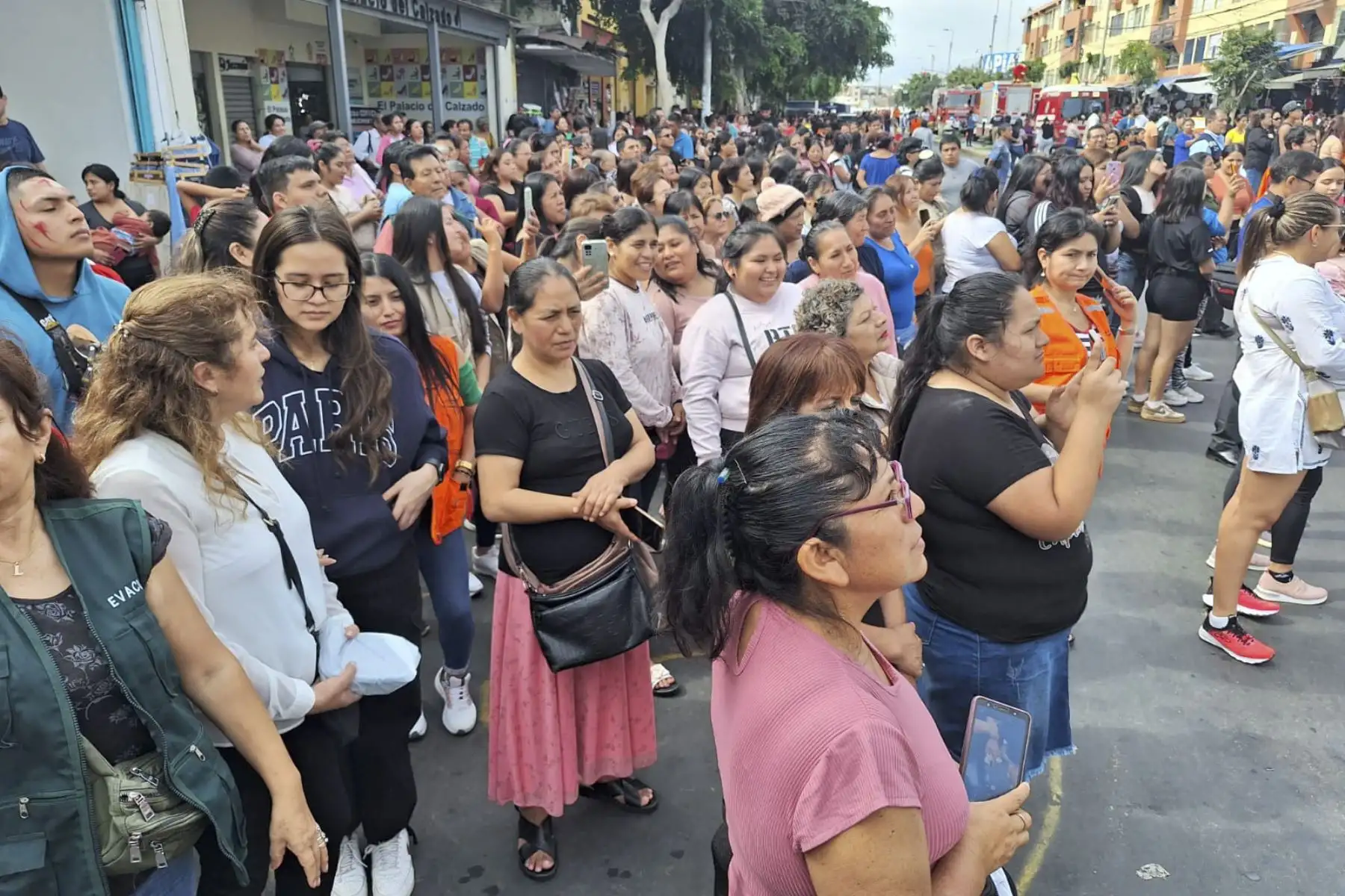 Trabajadores y propietarios de la zona de comercial de calzado en el centro histórico de Trujillo participaron activamente y en forma organizada en el simulacro de sismo, destacó el jefe del Instituto Nacional de Defensa Civil (Indeci) en La Libertad, Hipólito Cruchaga y resaltó la participación de los Bomberos, Policía Nacional del Perú, Ejército del Perú, Defensa Civil, Municipalidad Provincial de Trujillo y demás instituciones. 
Foto: ANDINA/ Luis Puell