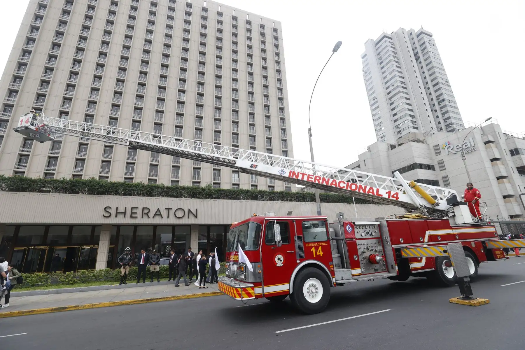 Desde del Paseo de los Héroes Navales, con rumbo a la Vía Expresa, se cerró momentáneamente al tránsito vehicular a fin de dar permitir el desarrollo de los ejercicios de simulacro de un sismo de magnitud 8.8 como programó el Indeci. En las calles se observa a la población participando de forma responsable y activa con el objetivo de estar preparado frente a un eventual desastre natural.

Foto: ANDINA/Vidal Tarqui