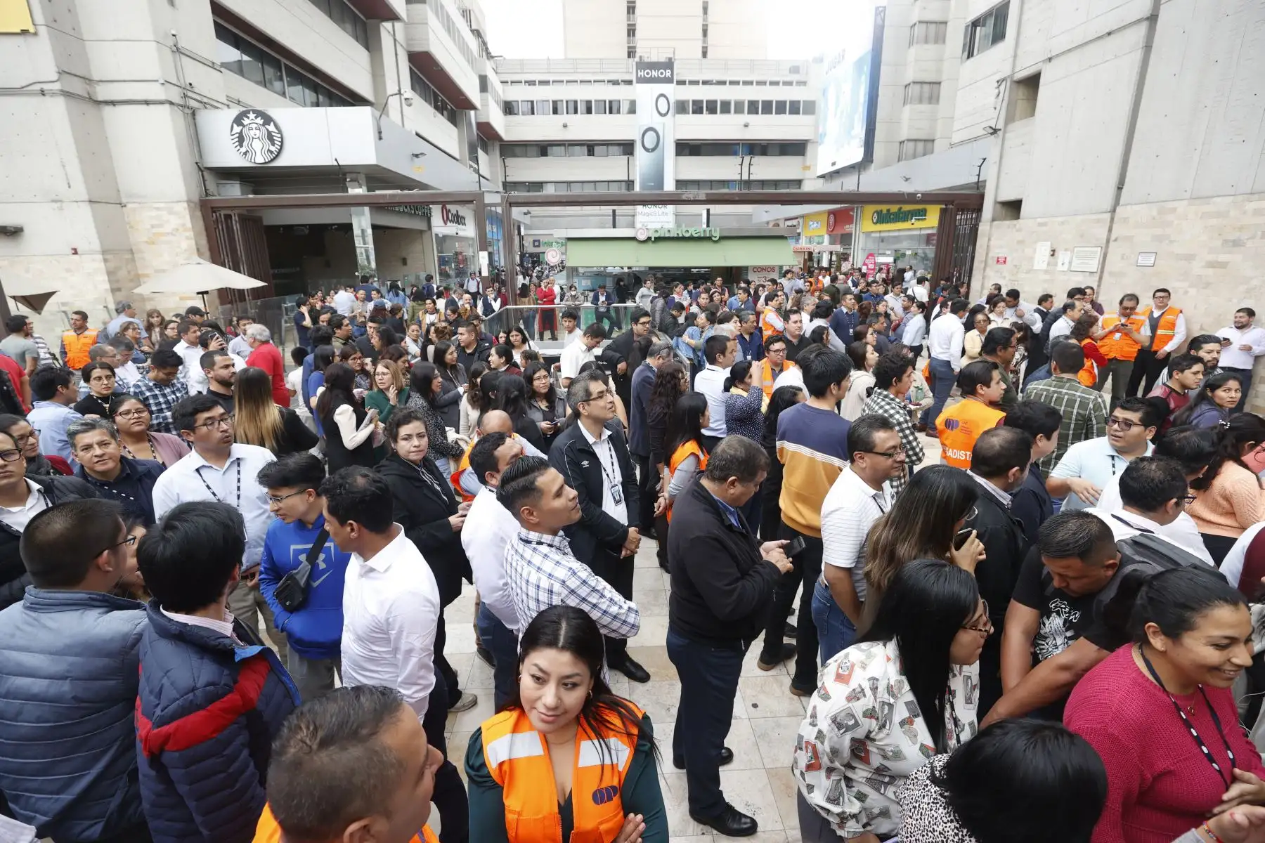 Ante el sonido de las bocinas, alarmas y sirenas de bomberos se dio inicio, a las 3 de la tarde de hoy 15 de agosto, al segundo Simulacro Nacional Multipeligro 2023 que tiene como objetivo fortalecer las capacidades de preparación y respuesta de manera eficiente y oportuna de la población ante la presentación de peligros de origen natural o inducidos por la acción humana.
Foto: ANDINA/Vidal Tarqui