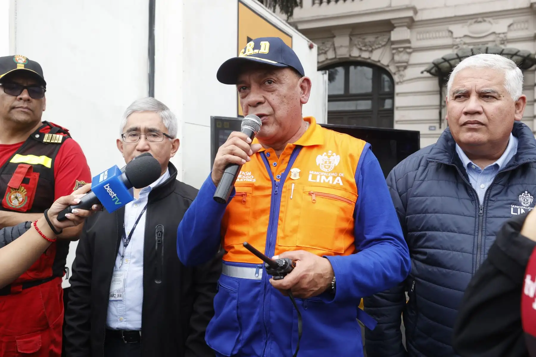 Desde del Paseo de los Héroes Navales, con rumbo a la Vía Expresa, se cerró momentáneamente al tránsito vehicular a fin de dar permitir el desarrollo de los ejercicios de simulacro de un sismo de magnitud 8.8 como programó el Indeci. En las calles se observa a la población participando de forma responsable y activa con el objetivo de estar preparado frente a un eventual desastre natural.

Foto: ANDINA/Vidal Tarqui