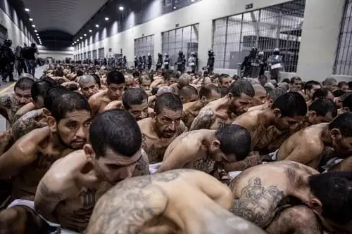 El Salvador libra una guerra total contra las pandillas, los 