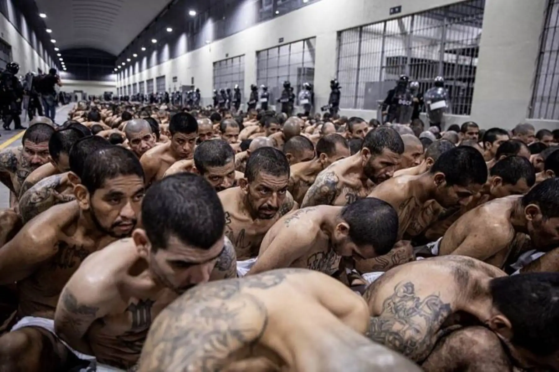 El Salvador libra una guerra total contra las pandillas, los 