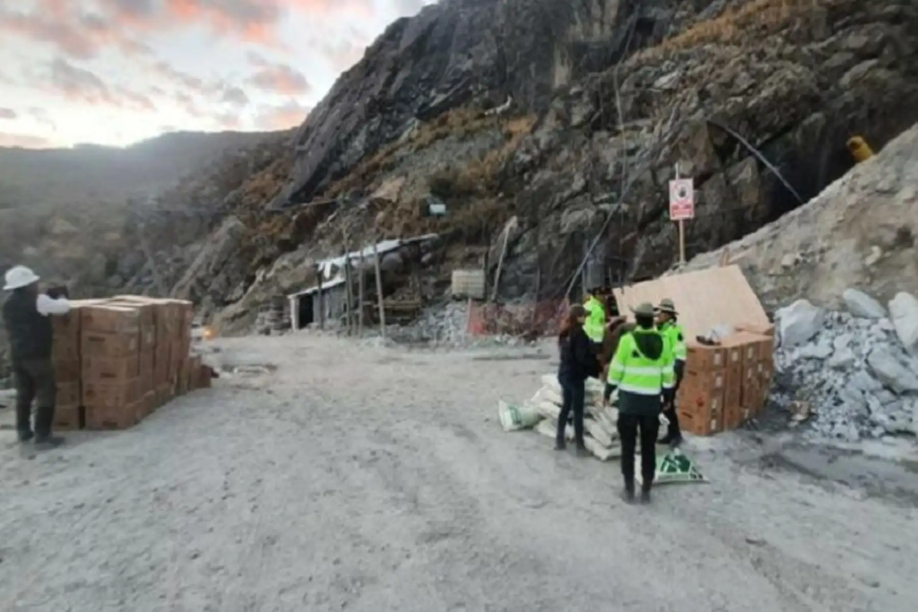 Entre los elementos incautados se encuentran más de 72,000 cartuchos de dinamita y 64 sacos de nitrato de amonio.