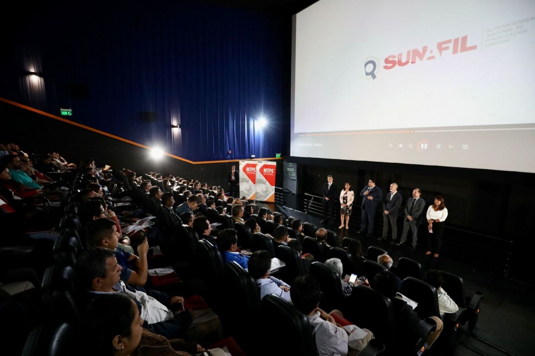 El ministro de Trabajo y Promoción del Empleo,  Fernando Varela, lideró presentación de "Aliados Sunafil: Juntos por el trabajo decente”, en la cadena de cines Cineplanet. Foto: Cortesía.