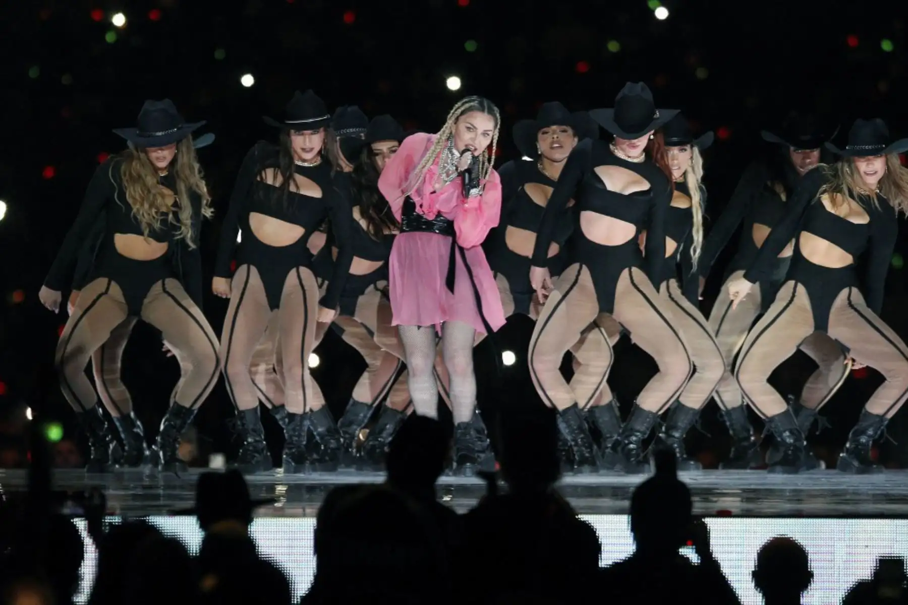 El cantante colombiano Maluma, se presenta en el escenario junto con el ícono del pop Madonna durante su concierto "Medallo in the Map", en Medellín. Foto: AFP