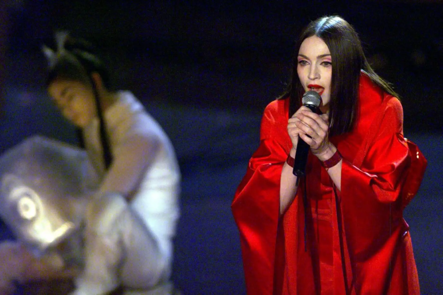 La cantante Madonna actúa en la 41.ª entrega de los premios Grammy en el Shrine Auditorium de Los Ángeles el 24 de febrero. Moddona ganó como Mejor. Foto: AFP