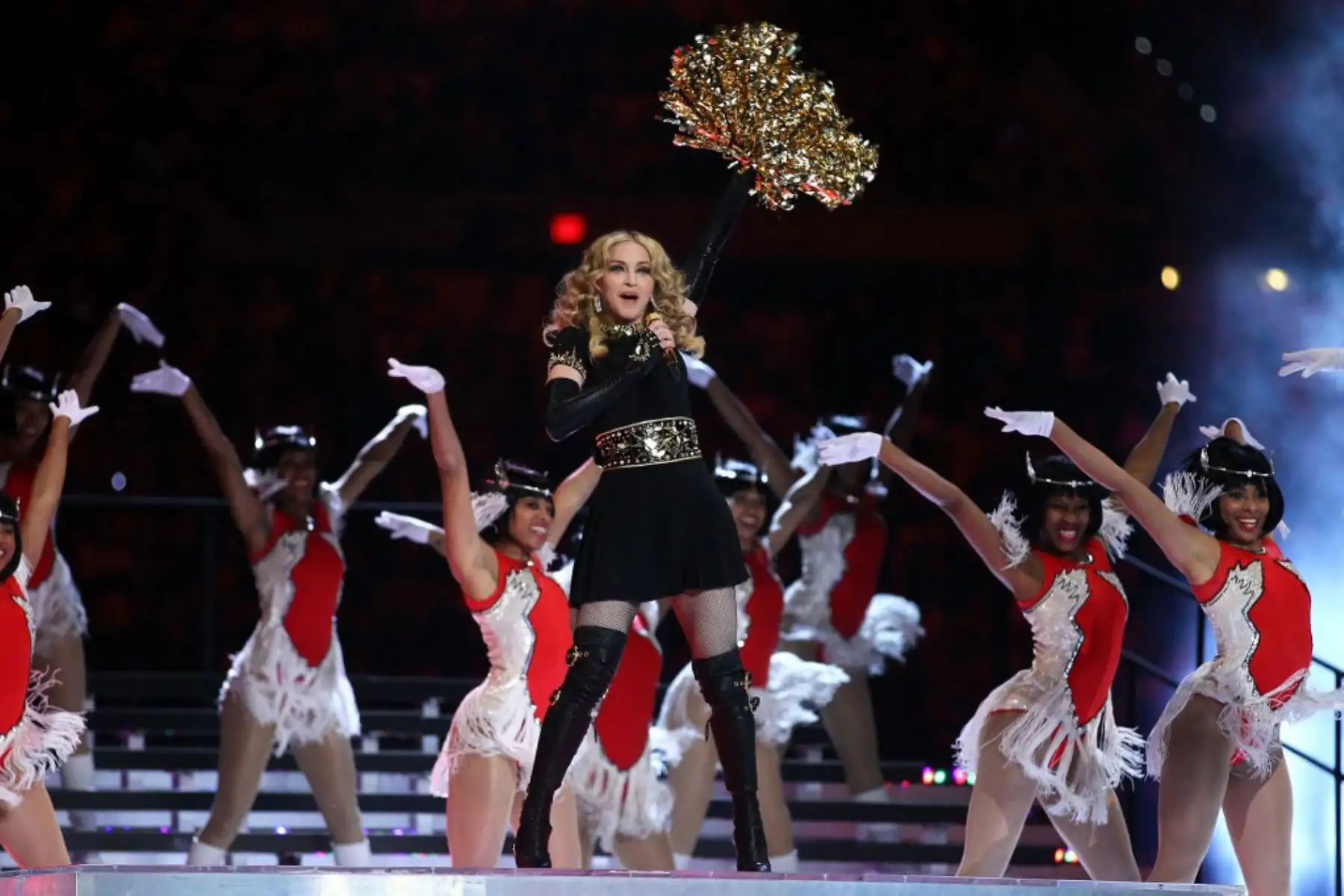 La cantante Madonna actúa con M.I.A. y Nicki Minaj durante el espectáculo de medio tiempo Bridgestone Super Bowl XLVI en el Lucas Oil Stadium el 5 de febrero de 2012 en Indianápolis, Indiana. Foto: AFP