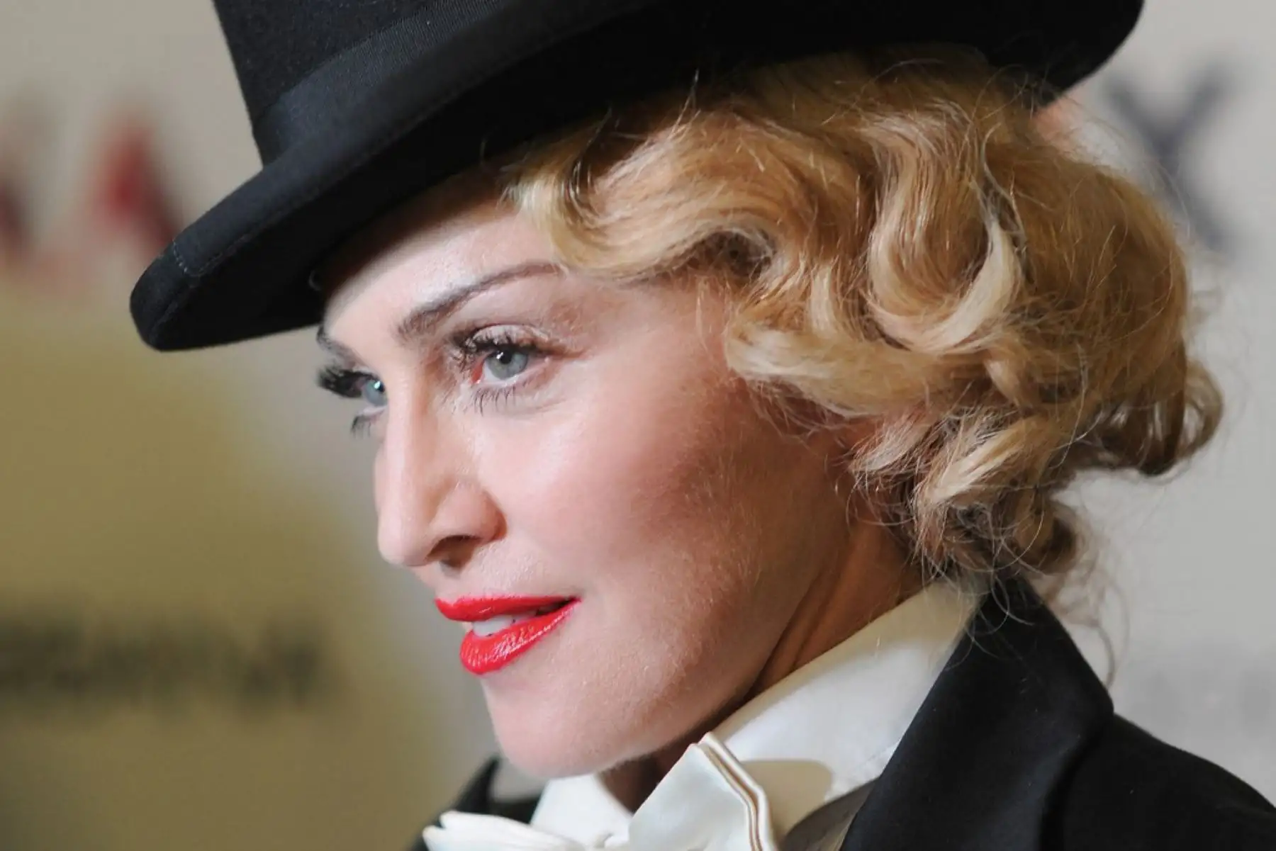 Madonna asiste a la proyección de Dolce & Gabbana y The Cinema Society del estreno mundial de Epix de "Madonna: The MDNA Tour" en el Teatro de París en la ciudad de Nueva York. Foto: AFP