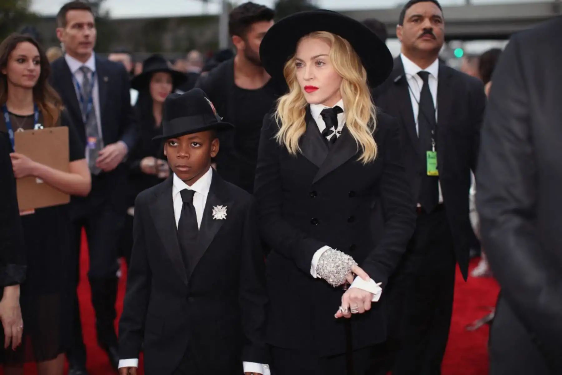 La artista Madonna y David Banda asisten a la 56ª entrega de los premios GRAMMY en el Staples Center el 26 de enero de 2014 en Los Ángeles, California. Foto: AFP