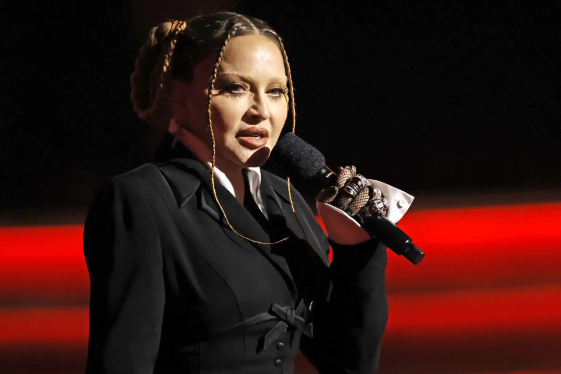 Madonna habla en el escenario durante la 65ª entrega de los Grammy. Foto: AFP